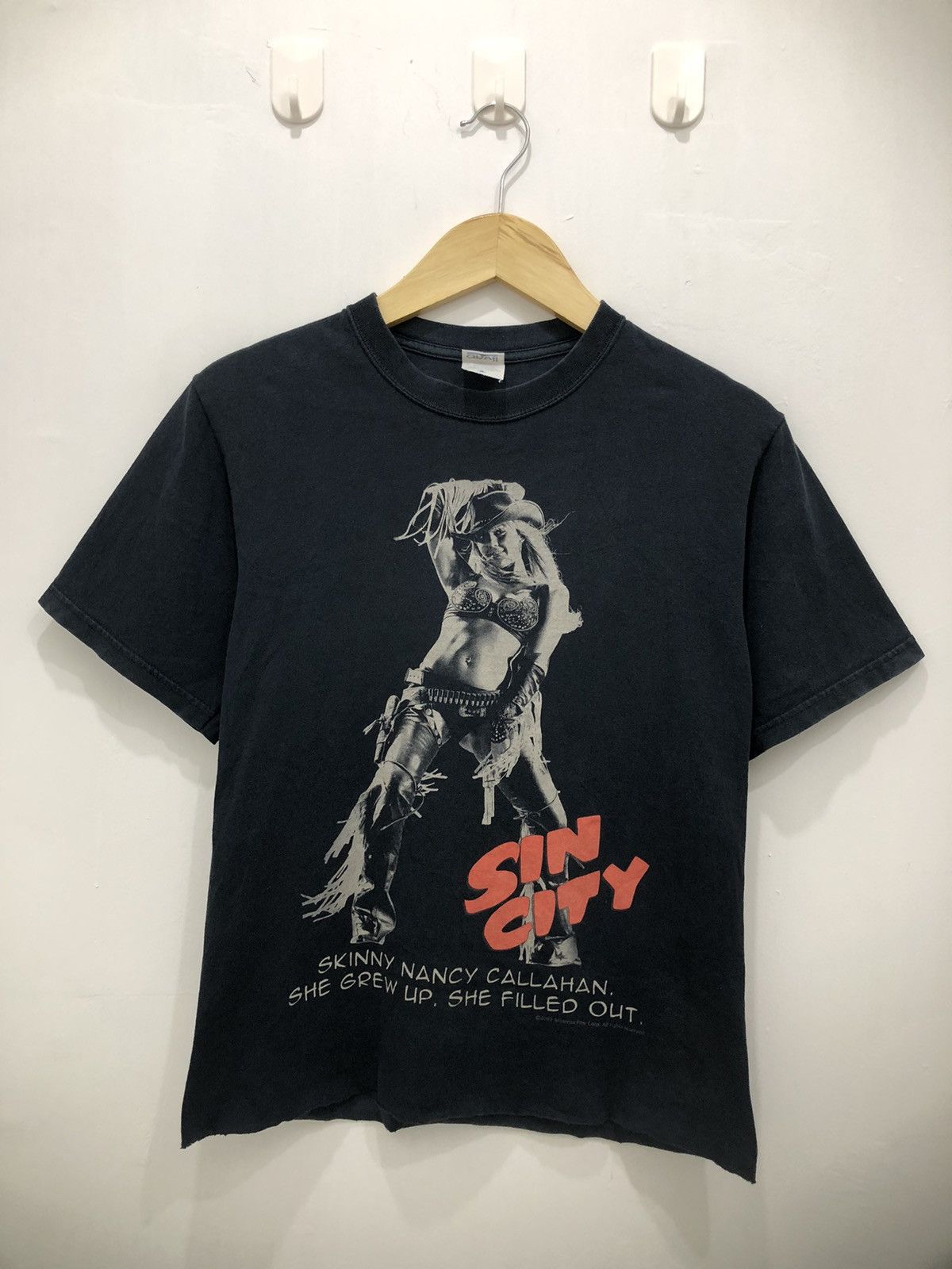 Vintage Sin City ©️2005 Movie Tshirt Miramax Film, Crop Rare & Faded Size US S / EU 44-46 / 1 - 1 Thumbnail