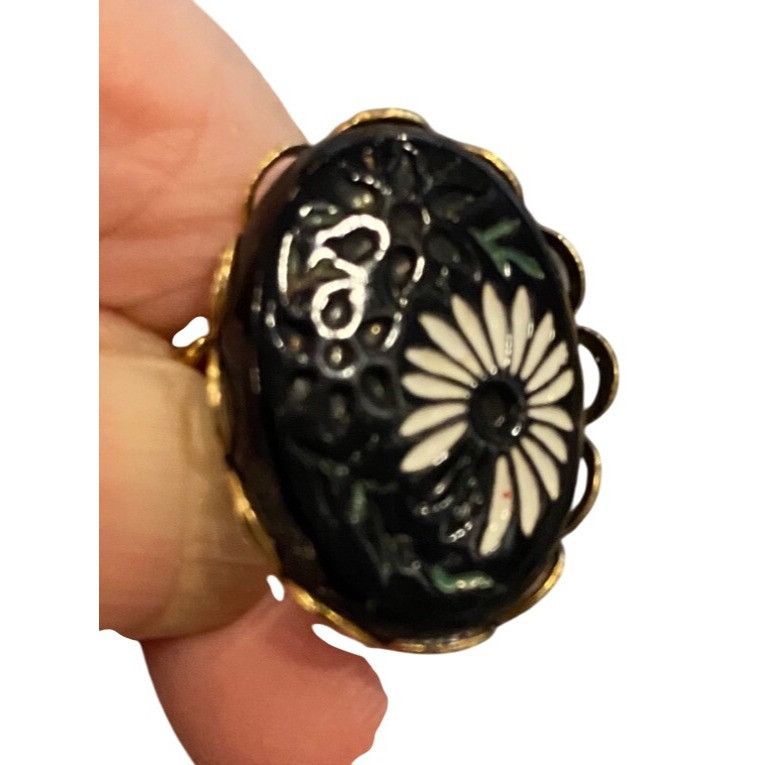 Other Vtg Gold-Tone Twisted Band Ring W/Blk Enamel Oval Face,White Size ONE SIZE - 4 Thumbnail