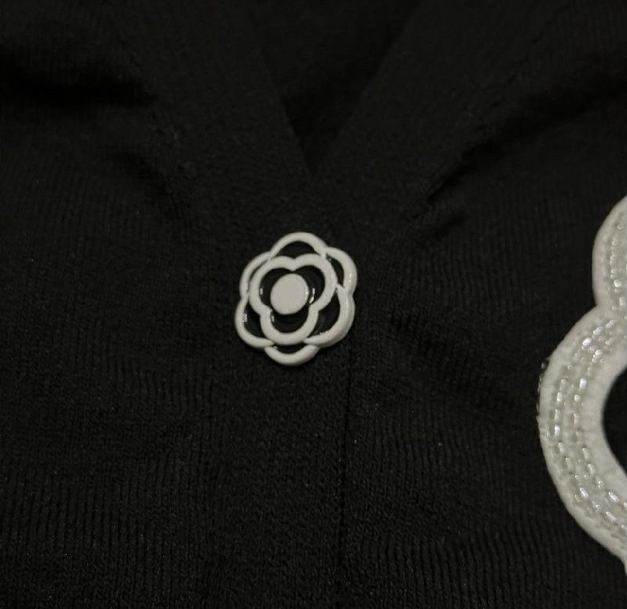 Designer Black Short-Sleeve Knit Cardigan with White Floral Appliqué Size S / US 4 / IT 40 - 4 Thumbnail