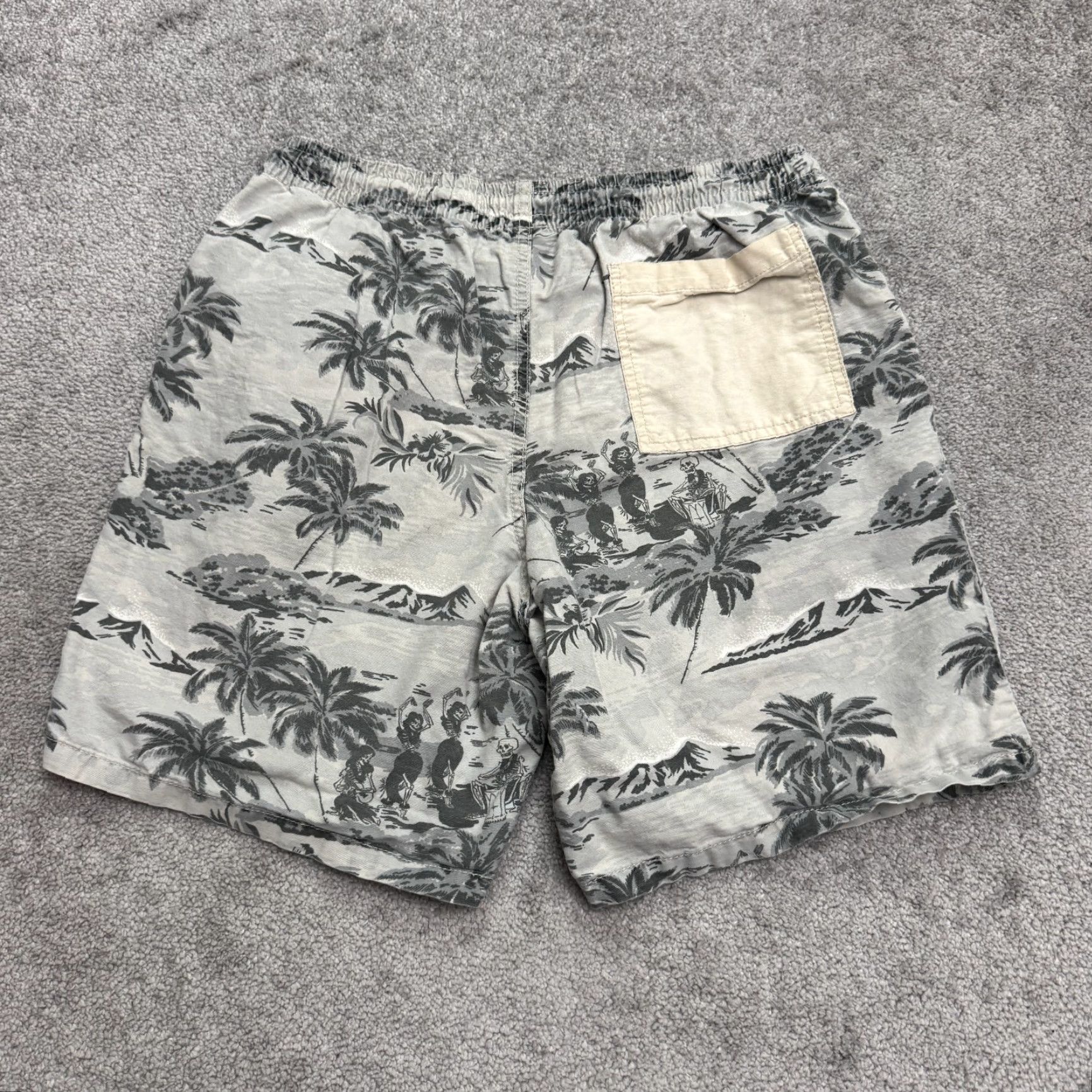 Quiksilver VINTAGE Quicksilver Hawaiian Skeleton Shorts Mens Large Gray Cotton Casual Beachwear Festival 90s Mens Size US 33 - 2 Thumbnail
