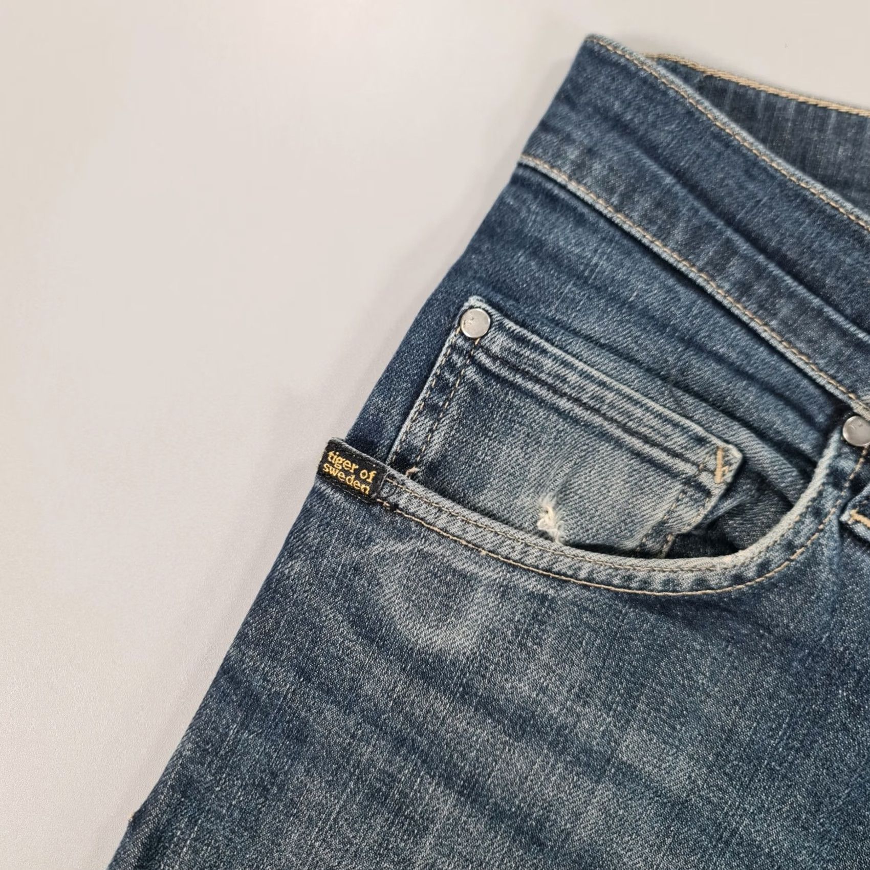 Tiger of Sweden Tiger of Sweden Jeans Blue W28 L30 Slim Fit Zip Stretch IGGY Mens Jeans Slash Skinny Denim 5-Pocket Pockets Distressed Modern Slim Wearable Vintage No Size US 28 / EU 44 - 4 Thumbnail