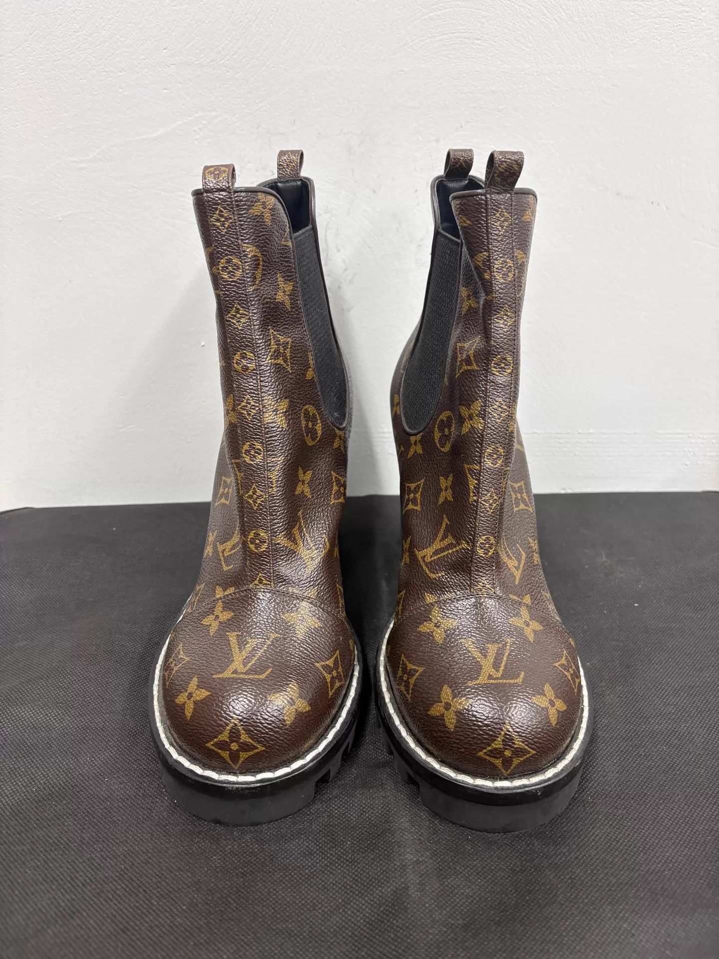 Louis Vuitton lv Classic Brown Monogram Heeled Ankle Boot 41 GD Size US 10 / IT 40 - 2 Thumbnail