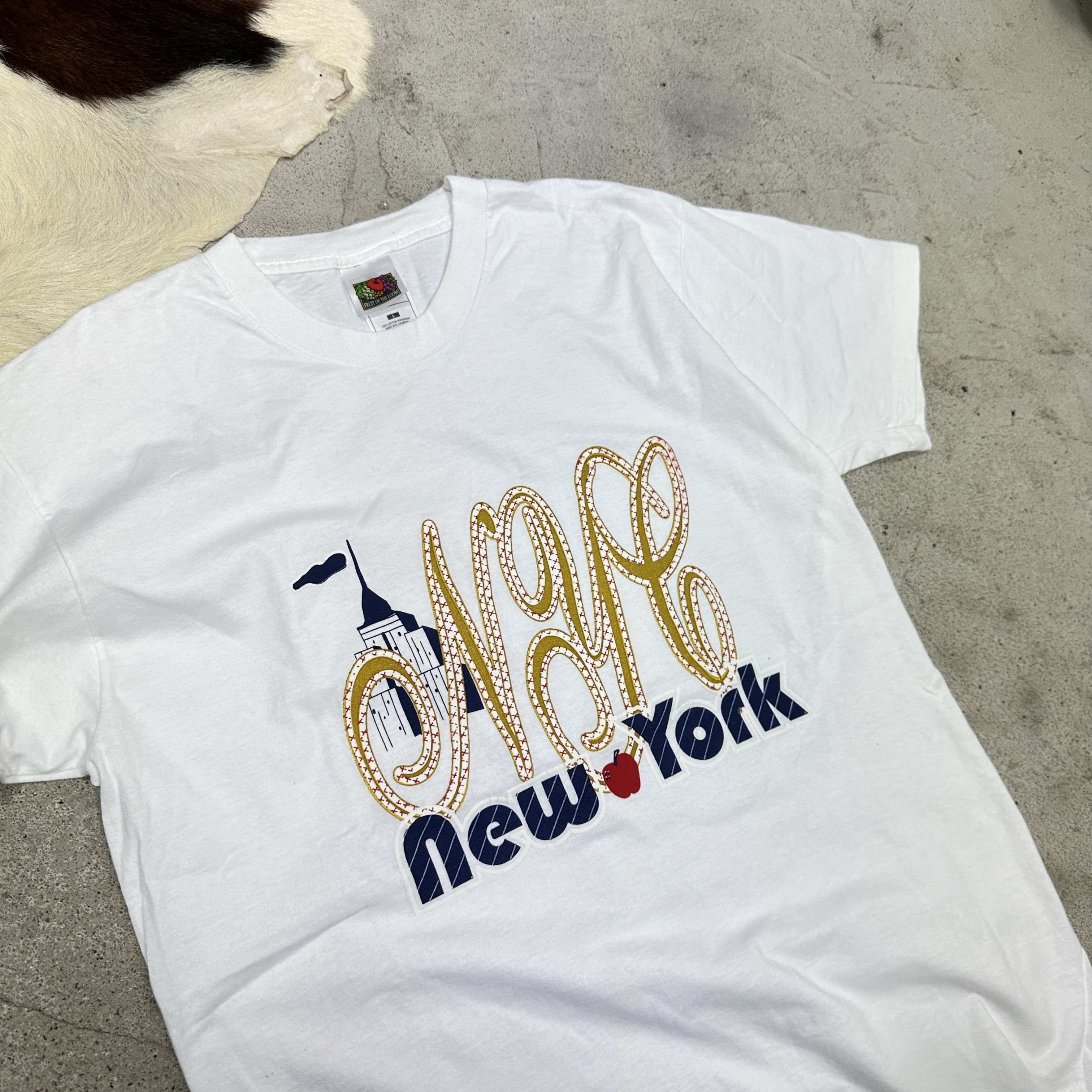 Vintage Vintage Streetwear Casual New York Apple 90s T-shirt Size US L / EU 52-54 / 3 - 4 Thumbnail