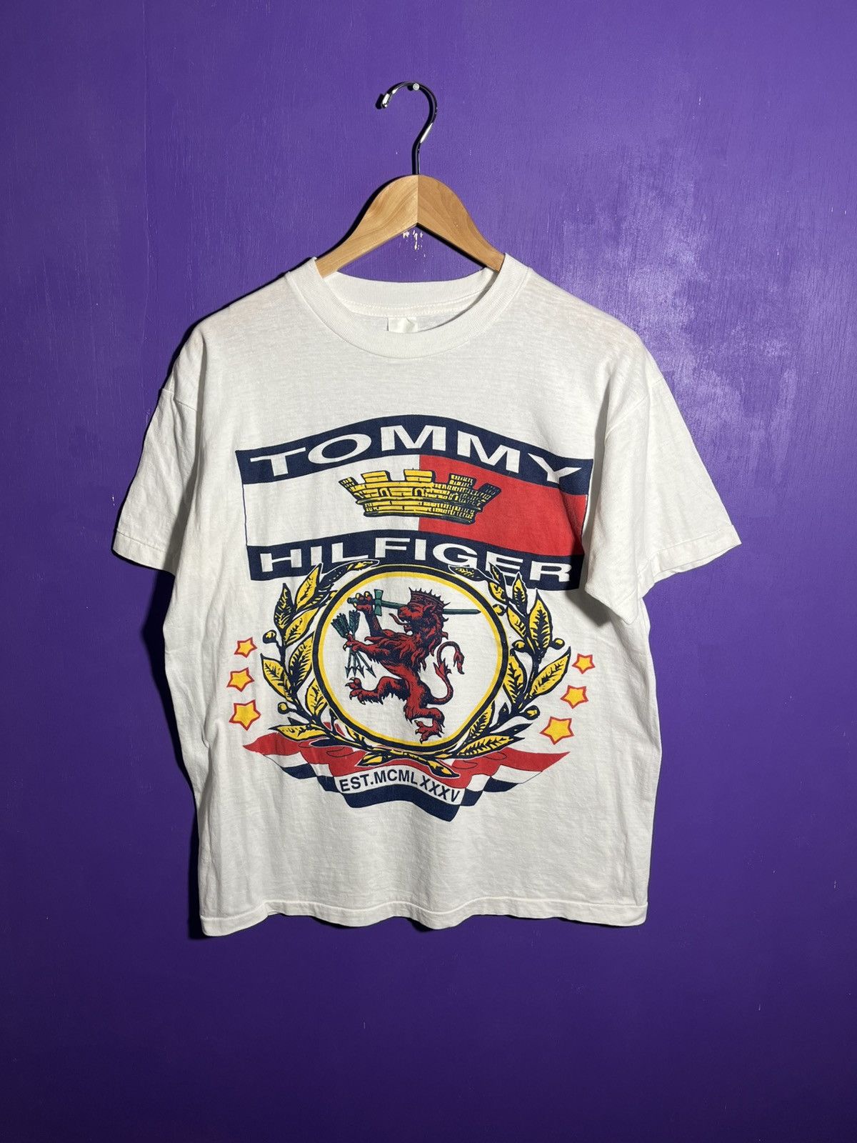 Vintage Vintage 90s bootleg Tommy Hilfiger crest logo t-shirt Size US L / EU 52-54 / 3 - 1 Thumbnail