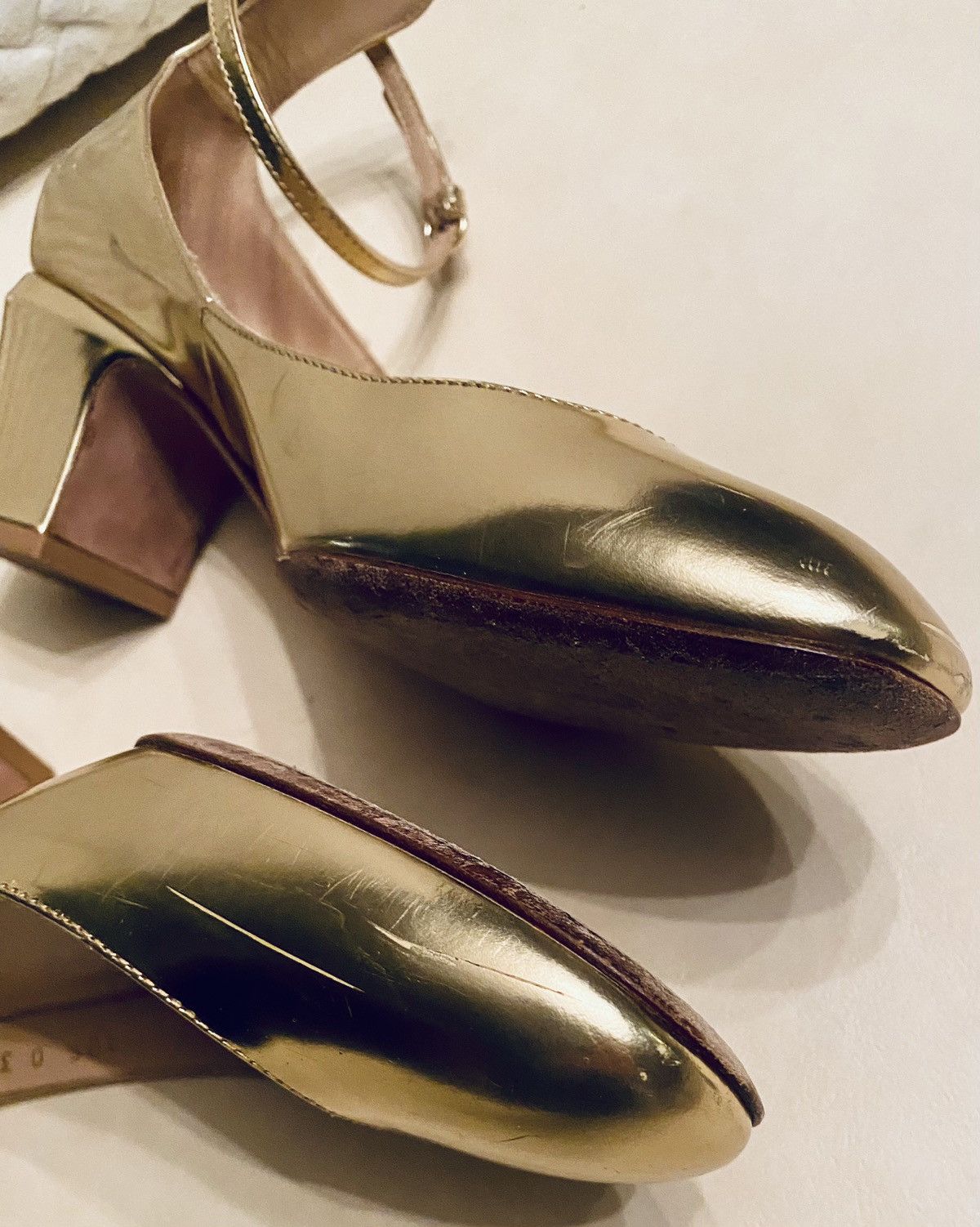 Valentino VALENTINO GARAVANI 🇮🇹 Tan-go Metallic Gold Leather Pumps 37 Size US 7 / IT 37 - 7 Thumbnail