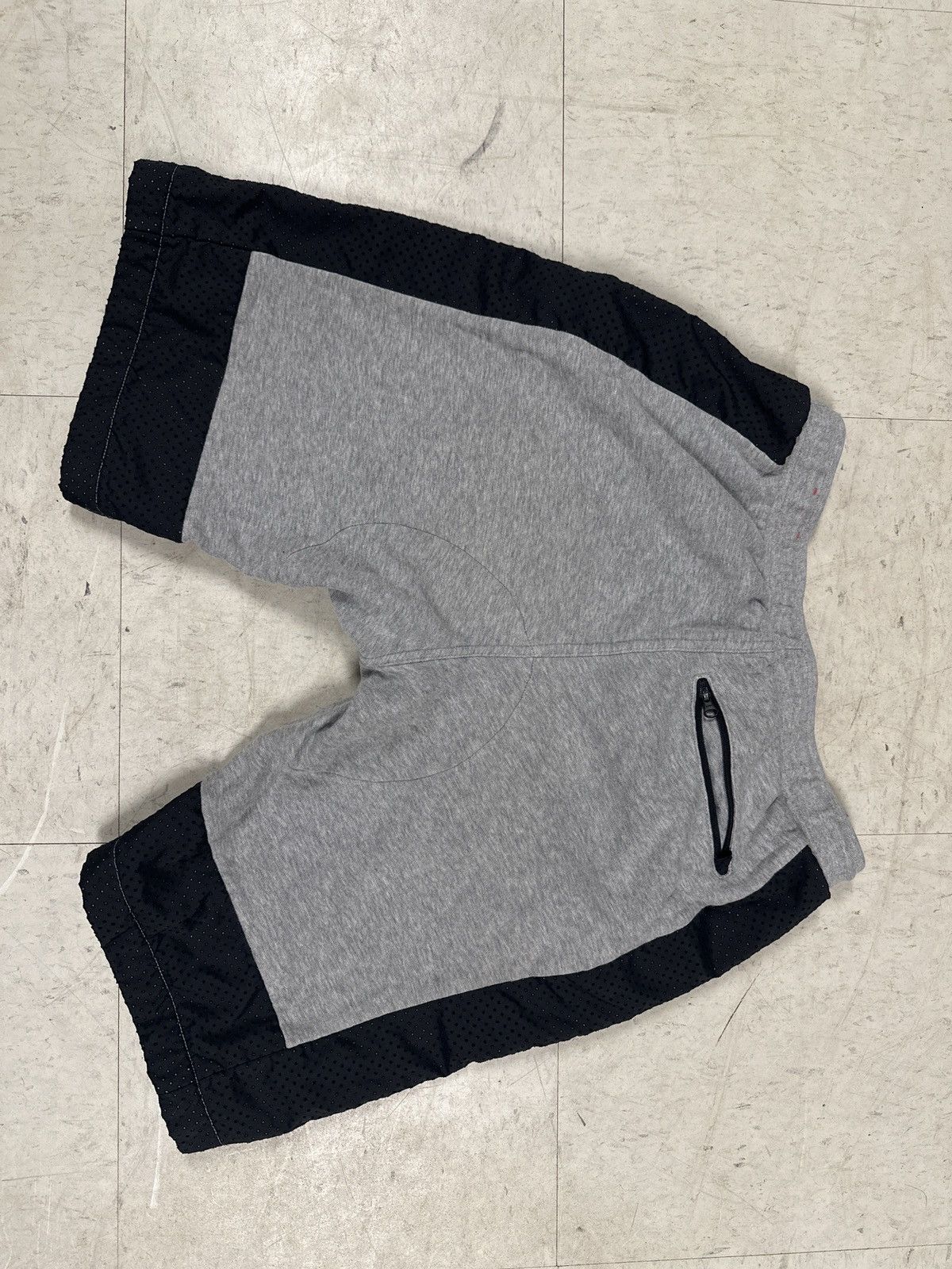 Nike Nike Air Shorts Size US 30 / EU 46 - 2 Thumbnail