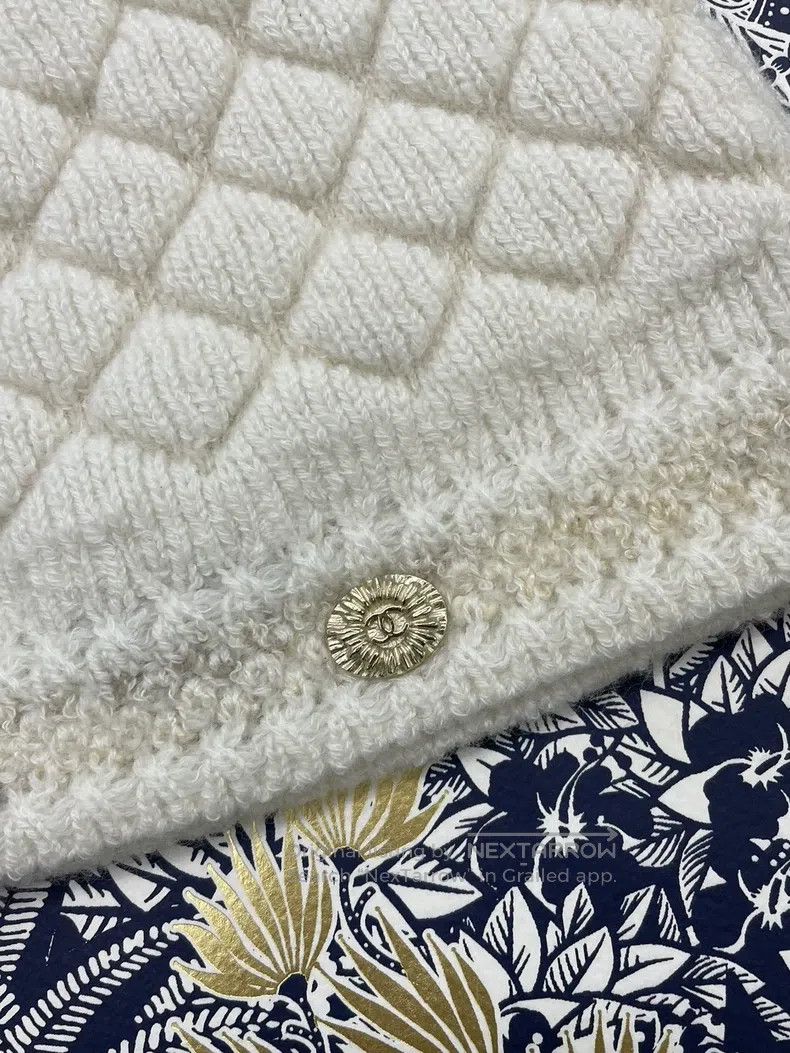 Chanel Chanel 26C white and gold cashmere knitted cold hat Size ONE SIZE - 2 Thumbnail