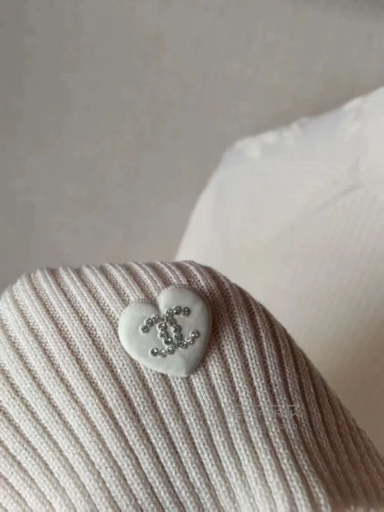 Chanel Chanel White Short Sleeve Sweater. Size US S / EU 44-46 / 1 - 2 Thumbnail