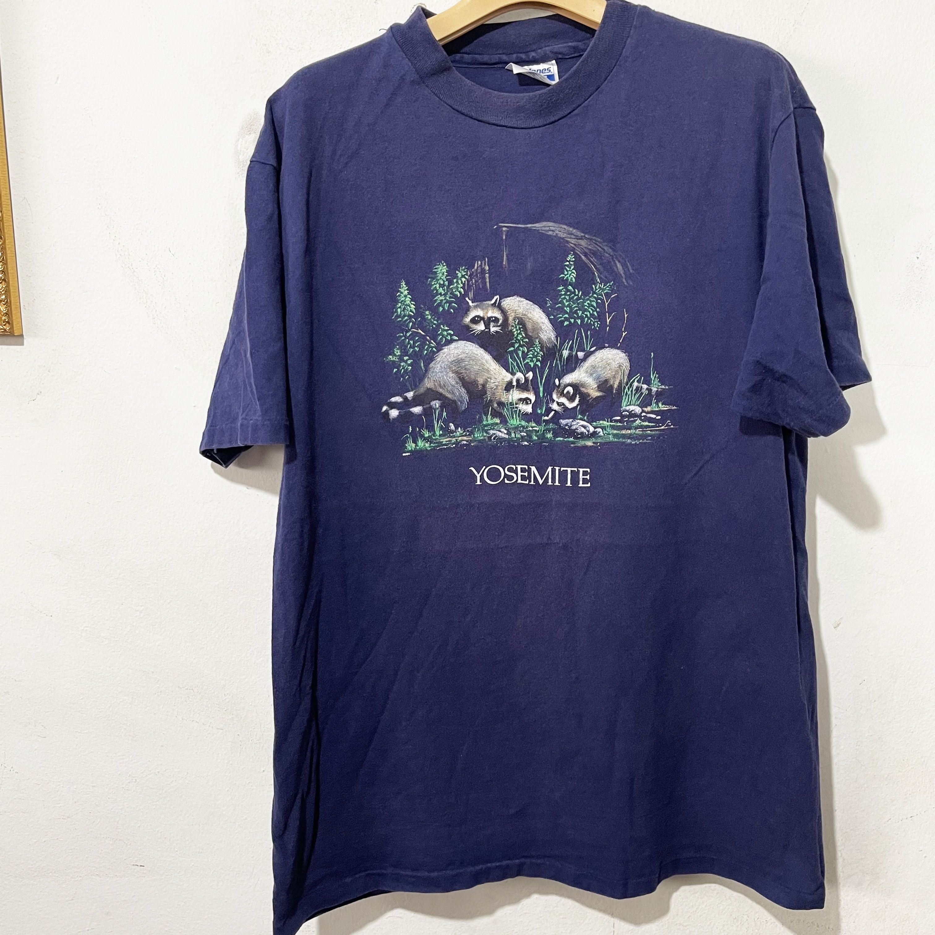 Vintage Vintage 90s Yosemite Raccoon T-Shirt Size US L / EU 52-54 / 3 - 1 Thumbnail