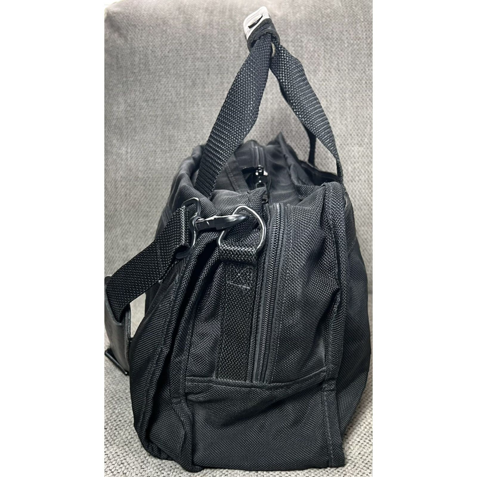 Vintage Boyt Messenger Bag Unisex Adults Large Nylon Black Zip Pockets Shoulder Strap 17” x 12” x 5.5” Outdoor Casual with Inner Outer Pockets Size ONE SIZE - 5 Thumbnail