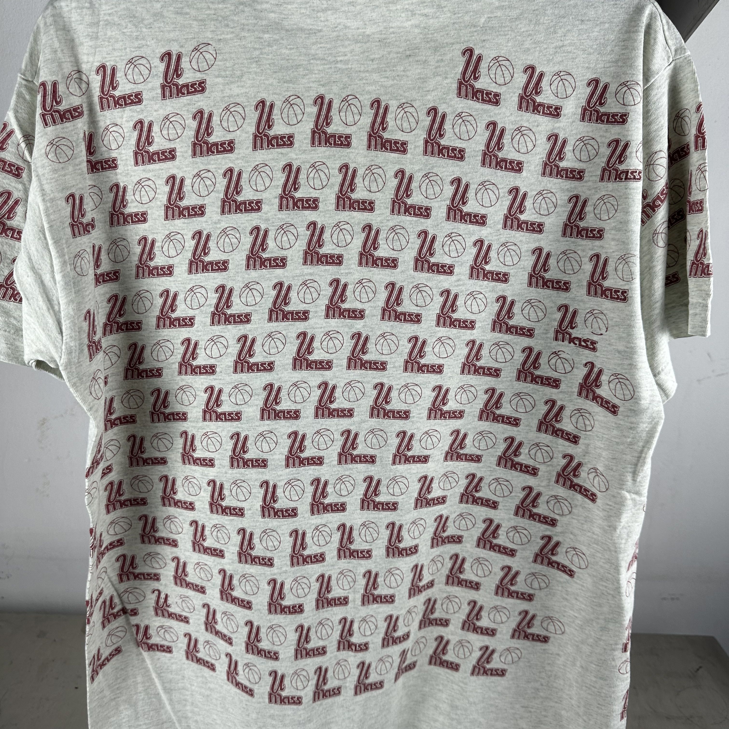 Vintage Vintage 90s UMass Minutemen Basketball NCAA AOP T-shirt Size US L / EU 52-54 / 3 - 4 Thumbnail
