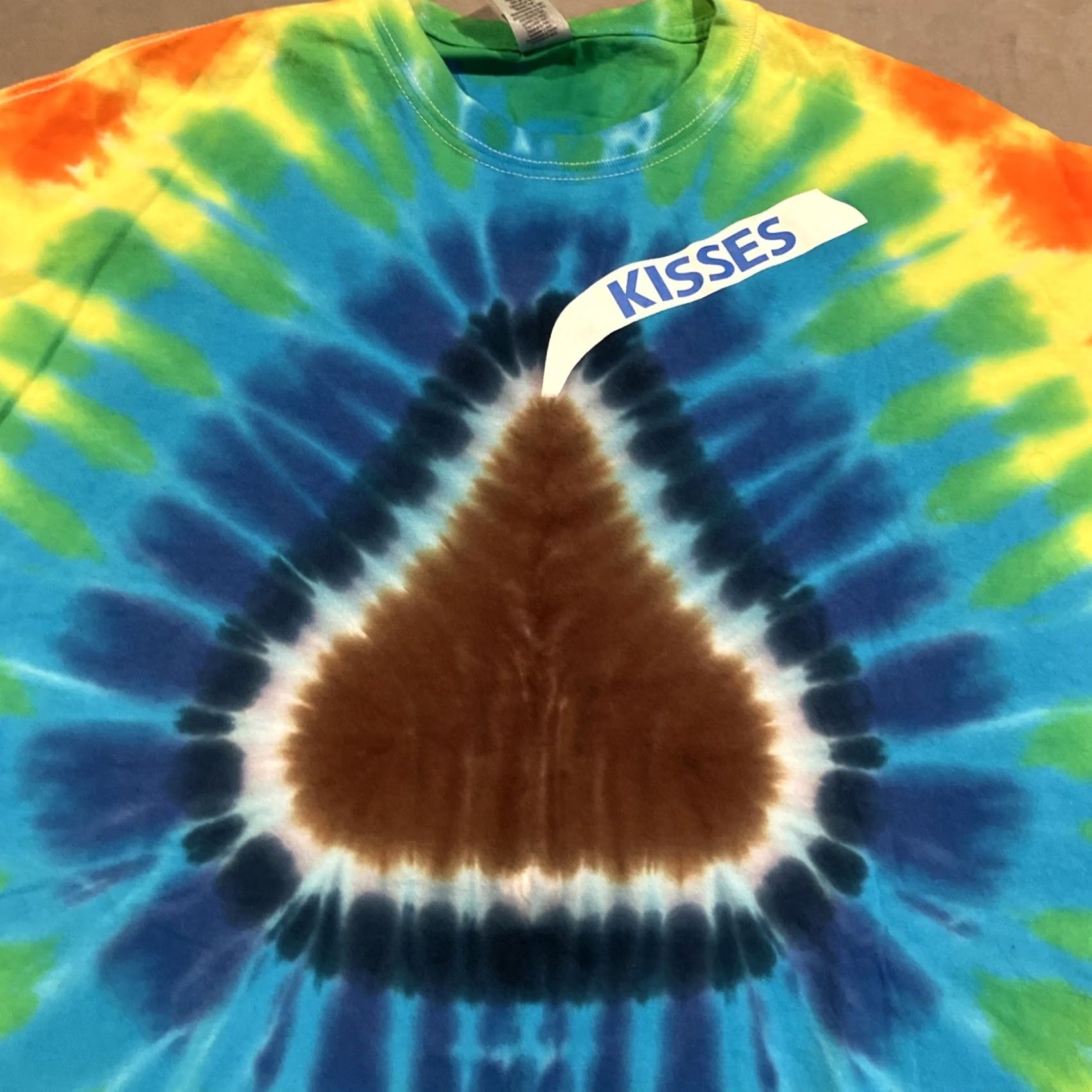Gildan VINTAGE? Awesome - Hershey Kisses / Kiss - Vibrant Burst Tie Dye T Shirt - Men's Size XXL Size US XXL / EU 58 / 5 - 2 Thumbnail