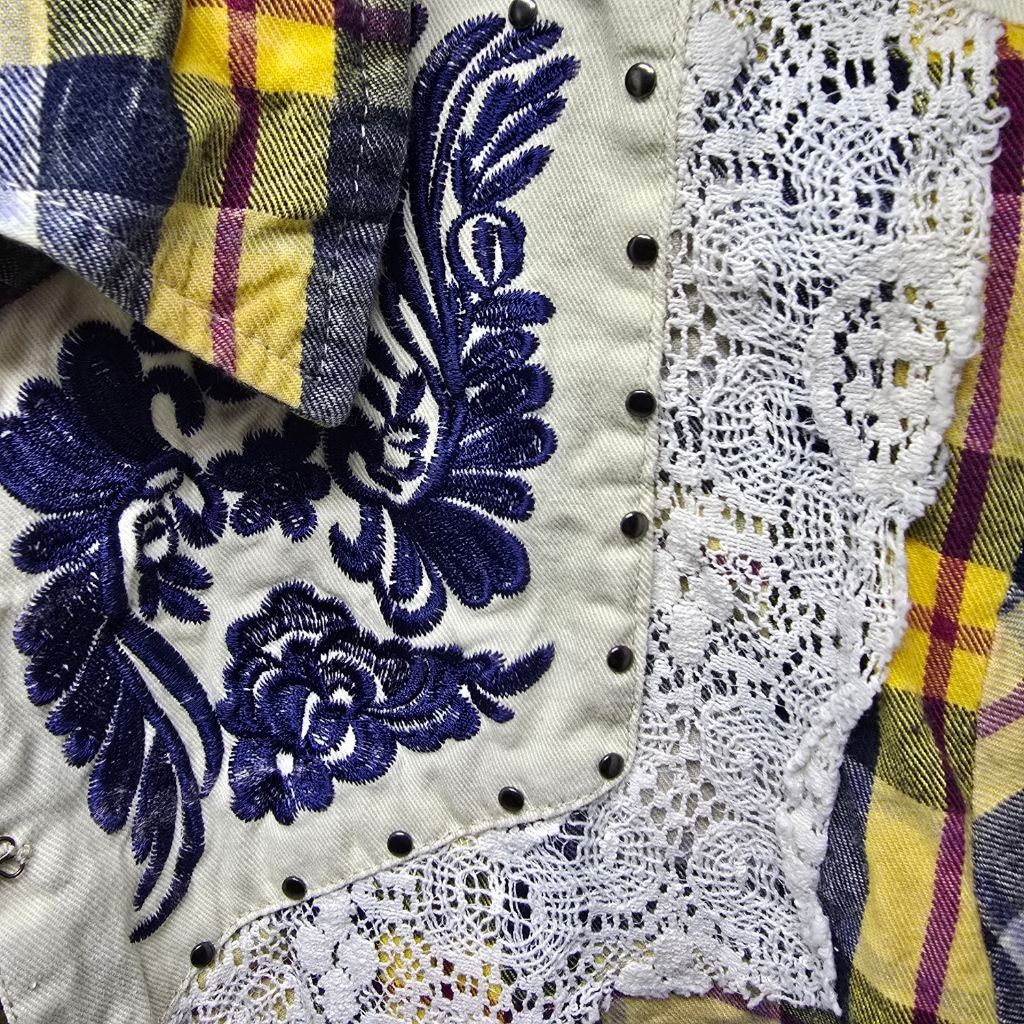 BKE Women's Gimmicks by BKE Plaid Embroidered Button Down M Size M / US 6-8 / IT 42-44 - 5 Thumbnail