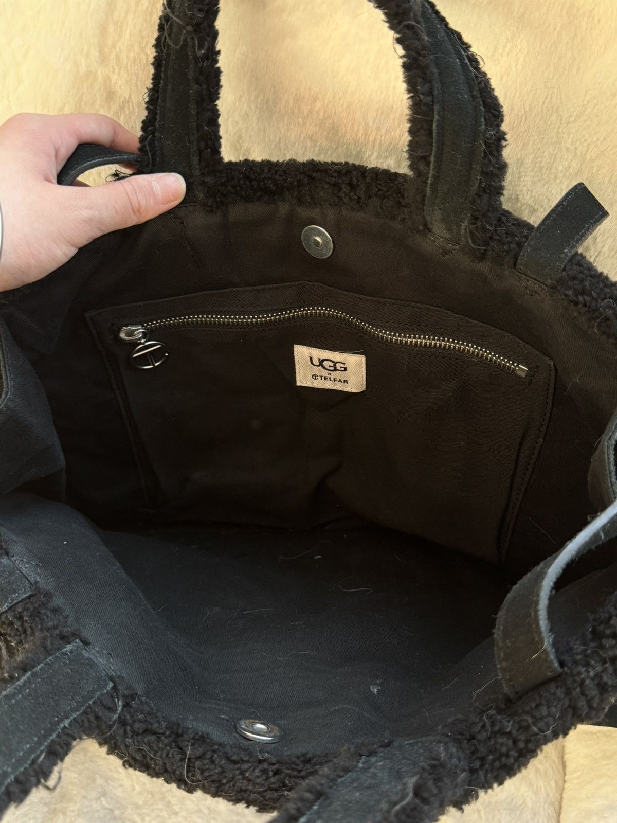 Telfar × Ugg Telfar x UGG black shearling medium bag with long straps Size ONE SIZE - 3 Thumbnail