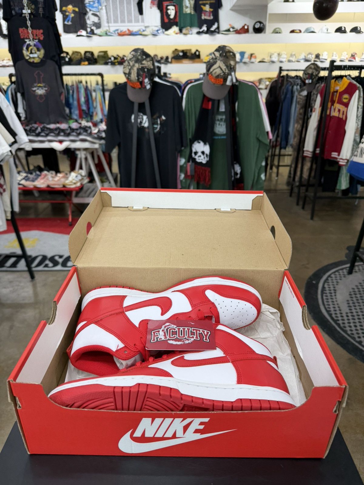 Nike Nike Dunk High Championship Red Size 8.5 (2022) Size US 8.5 / EU 41-42 - 11 Thumbnail