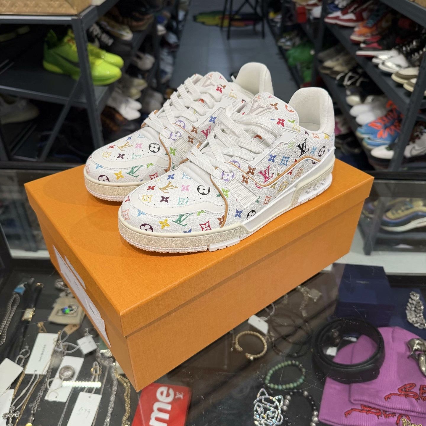 Louis Vuitton Louis Vuitton White Lowtop Sneakers 7.5 Men Size US 7.5 / EU 40-41 - 1 Thumbnail