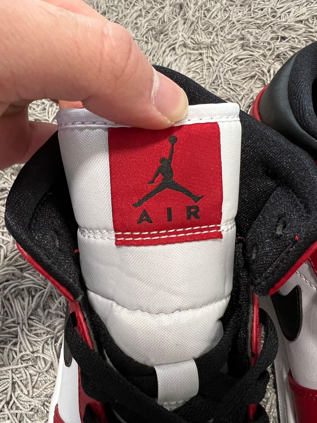 Nike Jordan 1 Mid Chicago toe Size US 9 / EU 42 - 8 Thumbnail