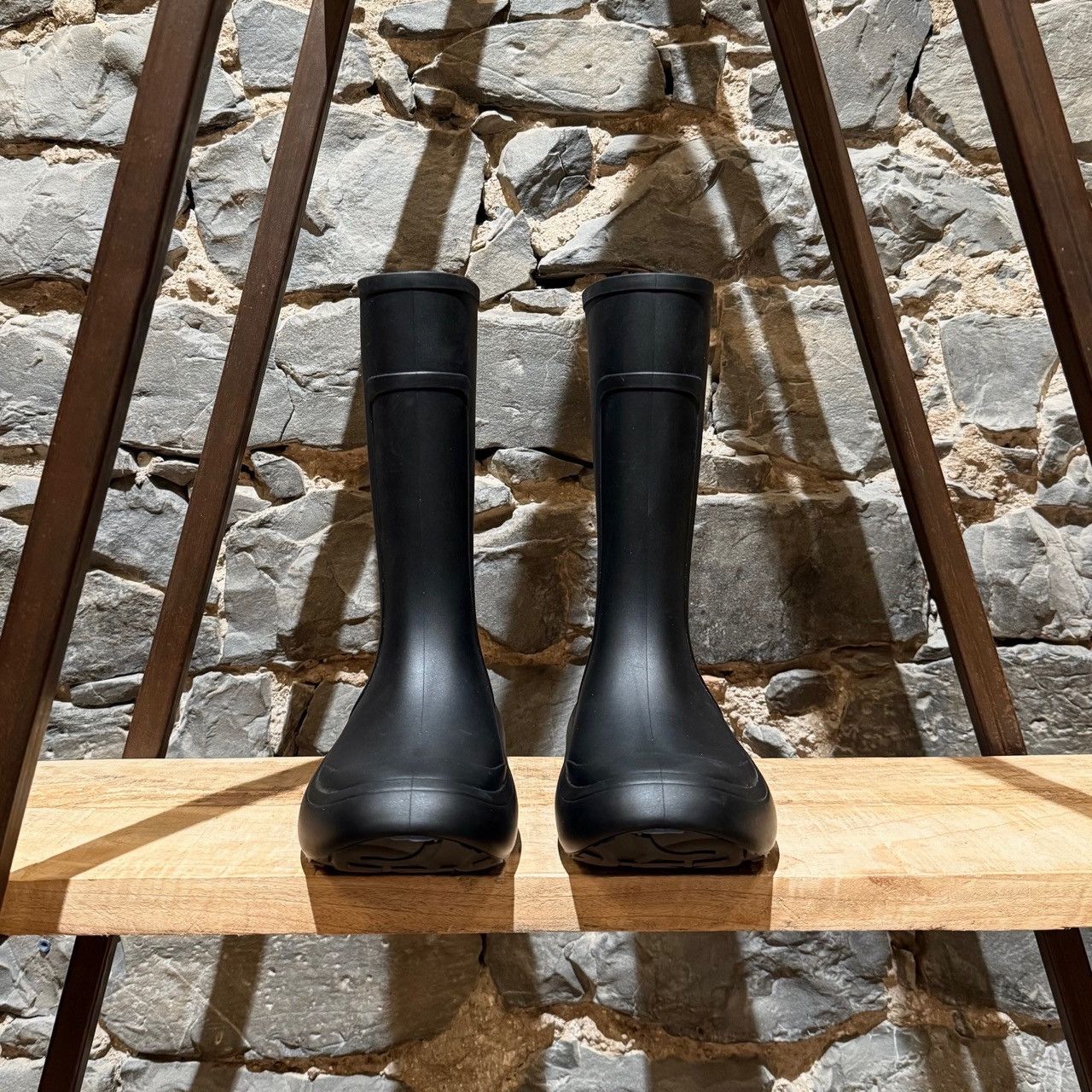 Salvatore Ferragamo Salvatore Ferragamo Black Rubber Gancini Accent Rain Boots Size US 7 / EU 40 - 2 Thumbnail
