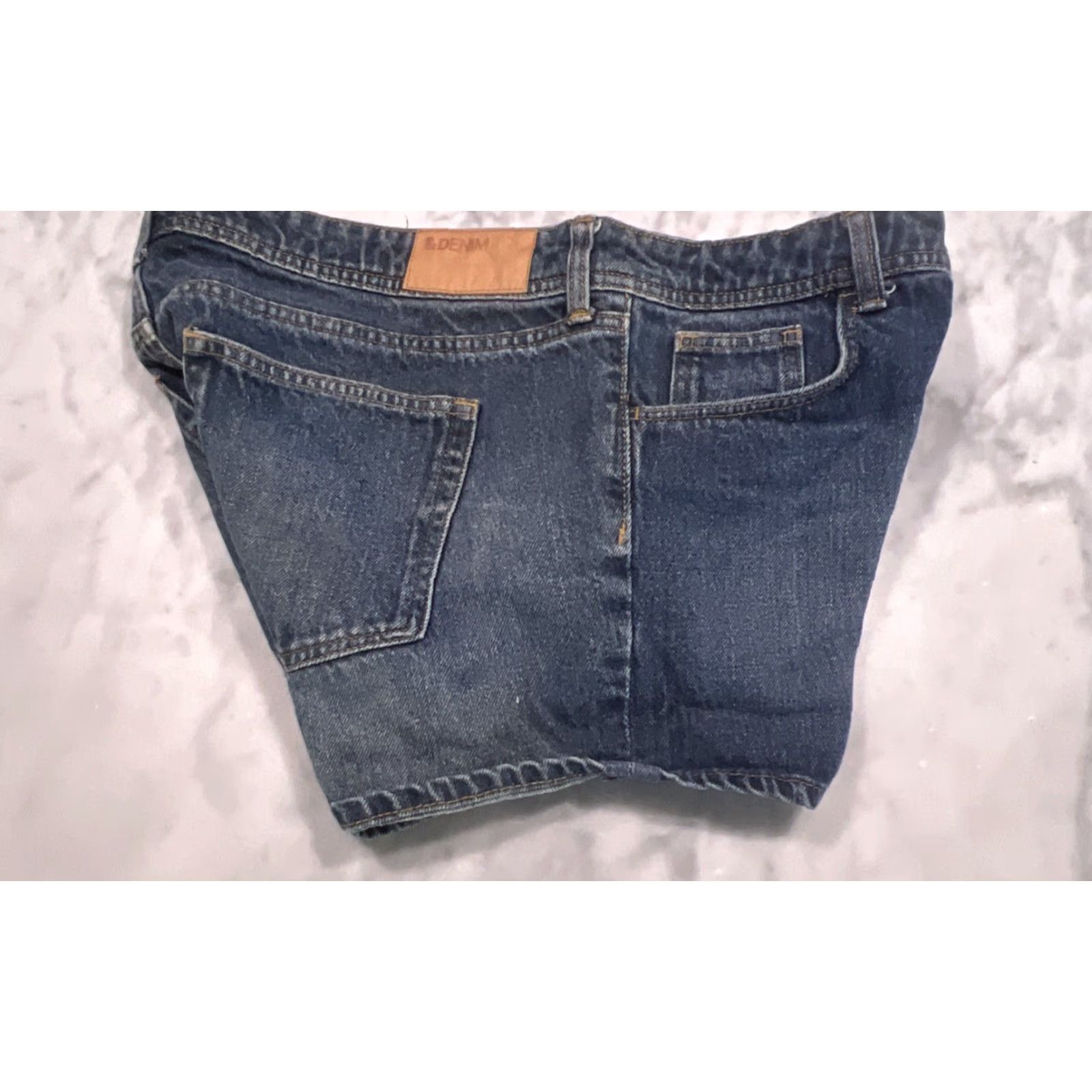 H&M H&M &Denim Denim Jean Shorts Womens Size 10 Low Waist Medium Wash Stretchy (Blue) Casual Summer Women Regular Rise High Inseam 4 in Size 32" / US 10 / IT 46 - 6 Thumbnail