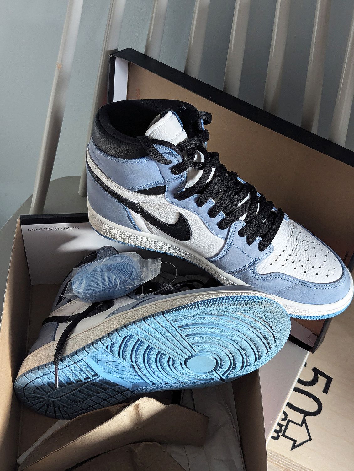 Nike Nike Air Jordan 1 Retro High OG University Blue 555088-134 Size US 9 / EU 42 - 11 Thumbnail