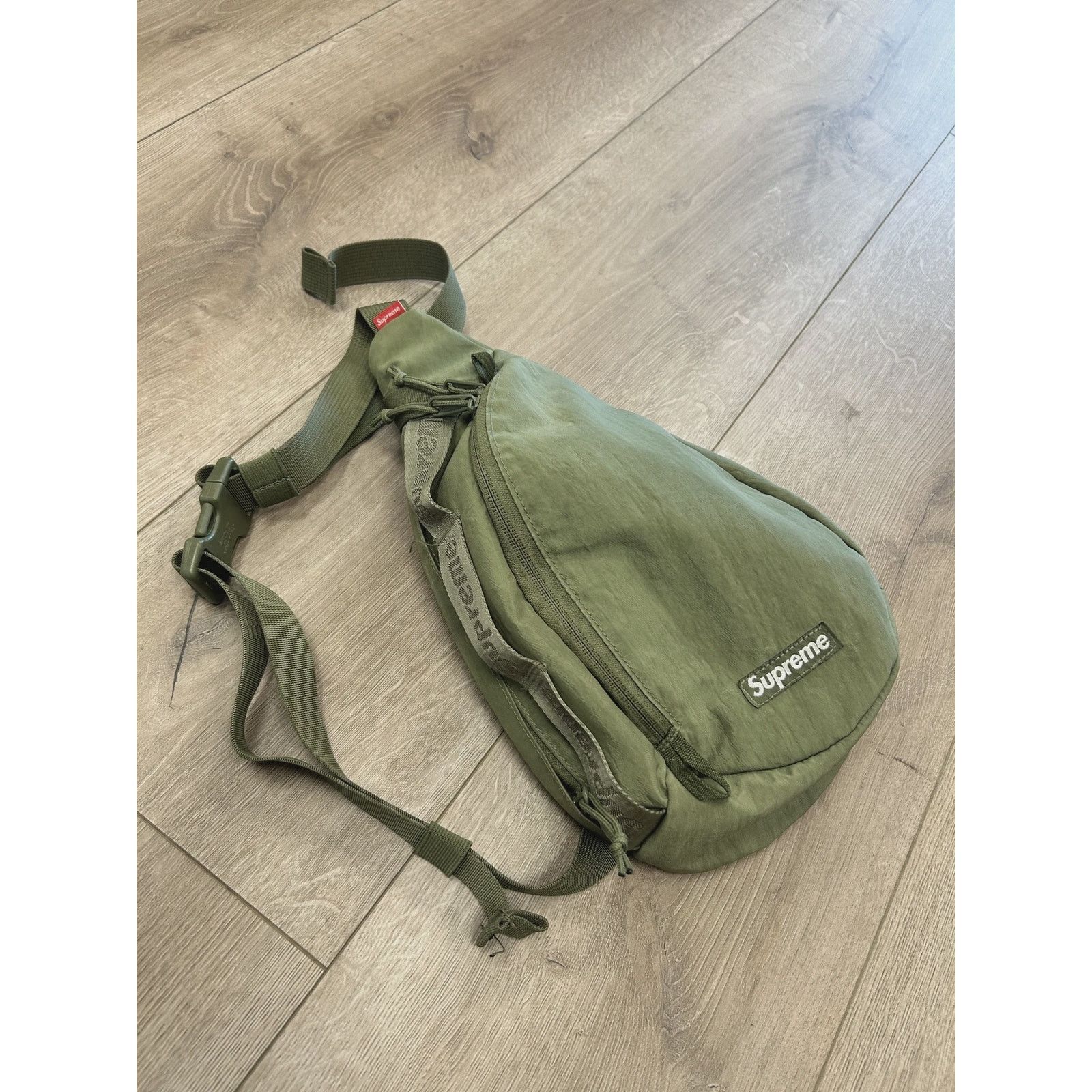 Supreme スリングバッグ　オリーブ　2020fw Supreme スリングバッグ オリーブ 2020fw Supreme FW20 Supreme Sling