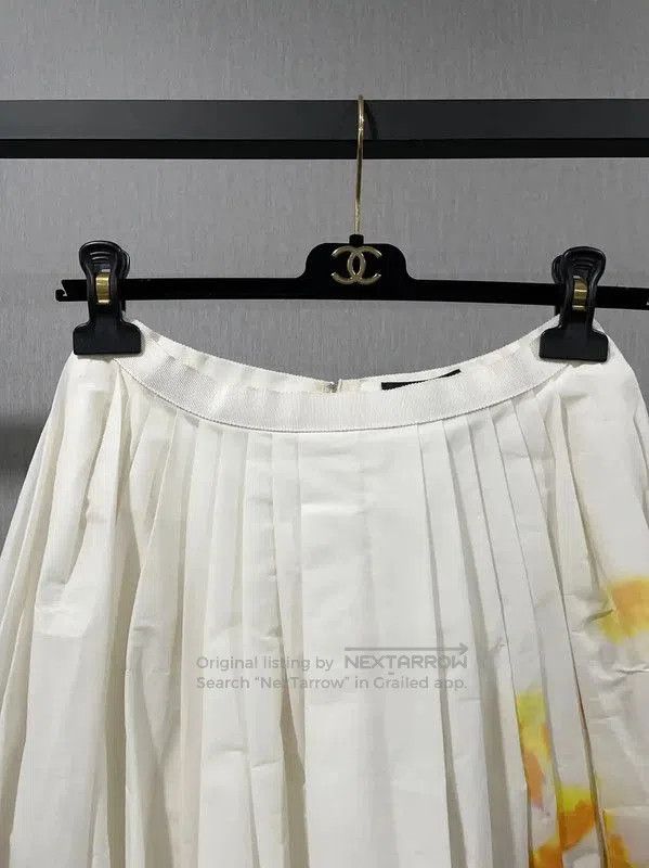Burberry Burberry White Cotton Long Pleated Skirt. Size 28" / US 6 / IT 42 - 2 Thumbnail