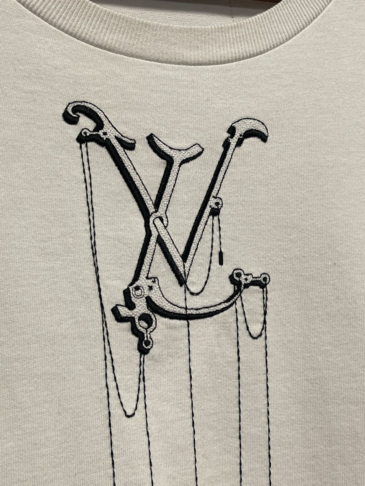 Louis Vuitton Size L - Louis Vuitton White Pendant Drip Logo Embroidered Size US L / EU 52-54 / 3 - 5 Thumbnail