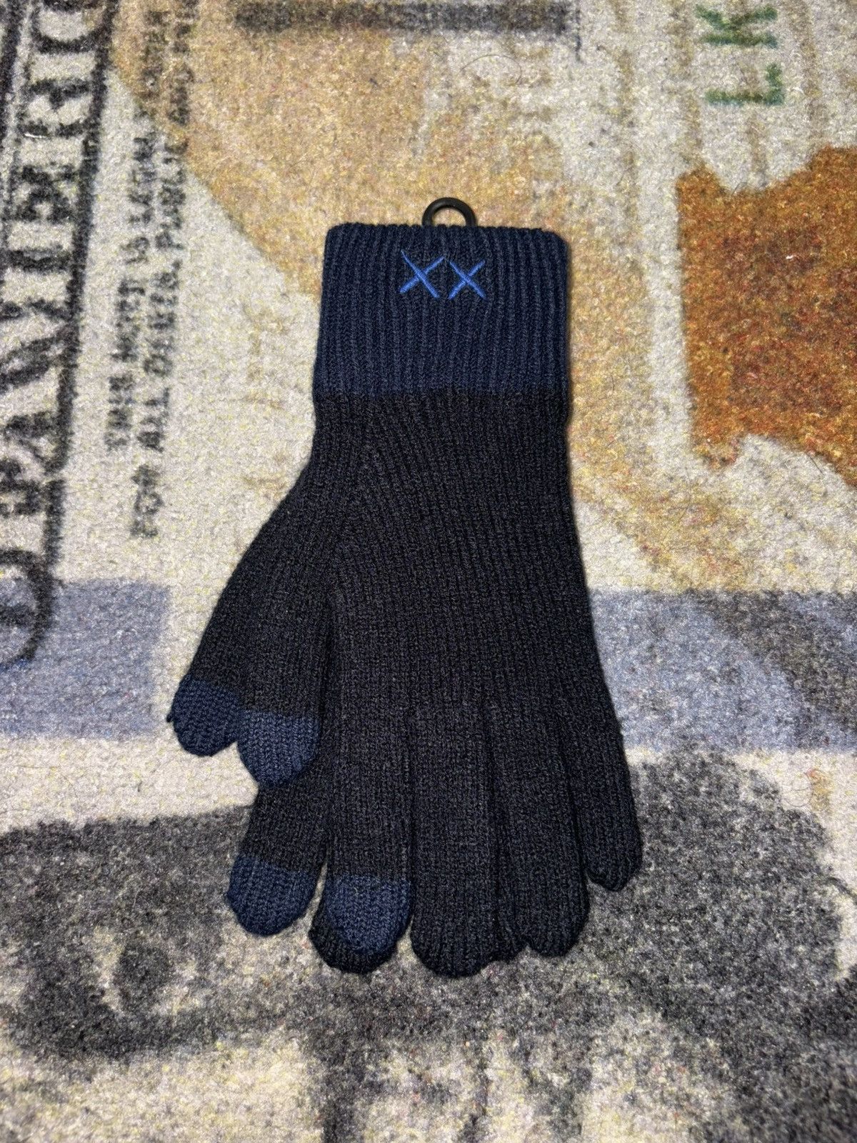 Kaws × Uniqlo Uniqlo x KAWS Heat Tech Knitted Gloves (MEDIUM) Size ONE SIZE - 1 Thumbnail