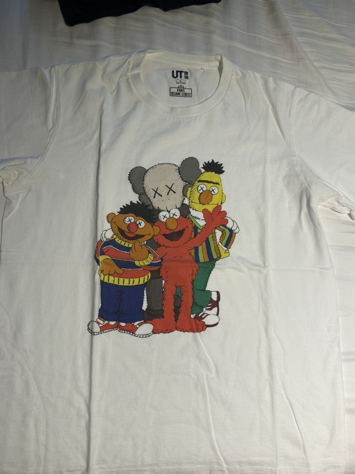 Kaws × Uniqlo Kaws x Sesame Street Group Tee White Size US L / EU 52-54 / 3 - 1 Thumbnail