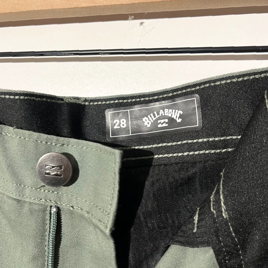 Billabong Billabong Mens Hybrid Chino Shorts Green 28 Casual Regular Waist 28 Cotton Blend Logo Pocket Slash Pocket Zip Front 10-12 Rise Vintage? No Size US 28 / EU 44 - 2 Thumbnail