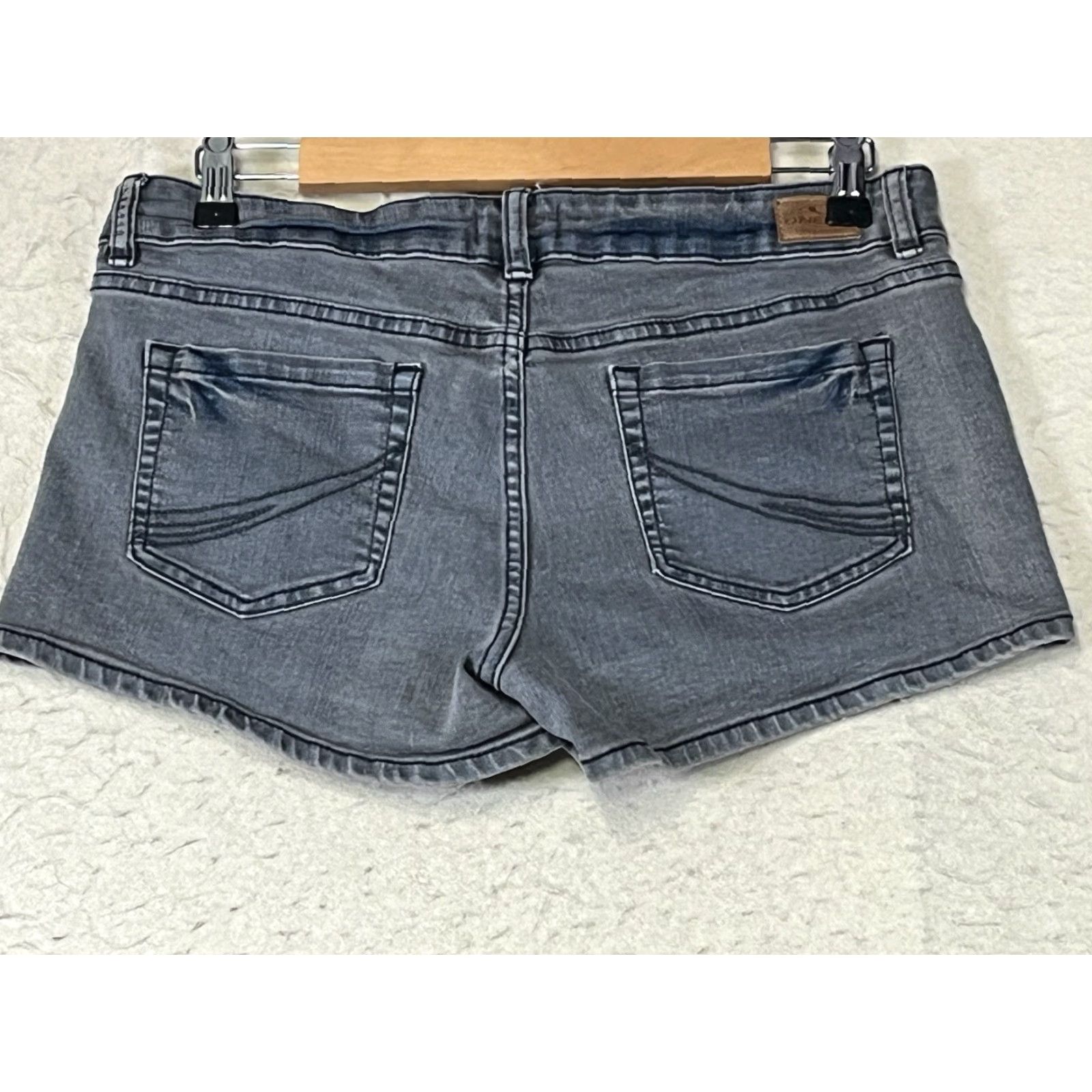 O'Neill O'Neill Women's Boyfriend Short Gray Denim Size 9 Casual Beach 5-Pocket Regular Adjustable Front Button Zip Knit? Size 30" / US 8 / IT 44 - 2 Thumbnail