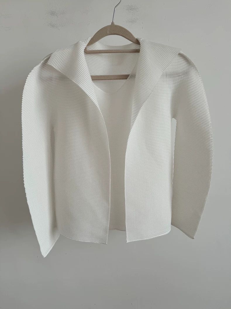 Issey Miyake Issey Miyake size:one size A white horizontal striped card Size XS / US 0-2 / IT 36-38 - 1 Thumbnail