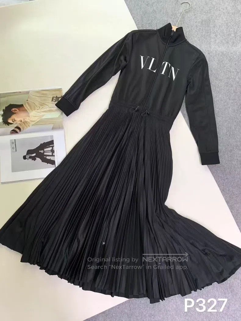 Other Valentino Big logo dress Size S / US 4 / IT 40 - 1 Thumbnail