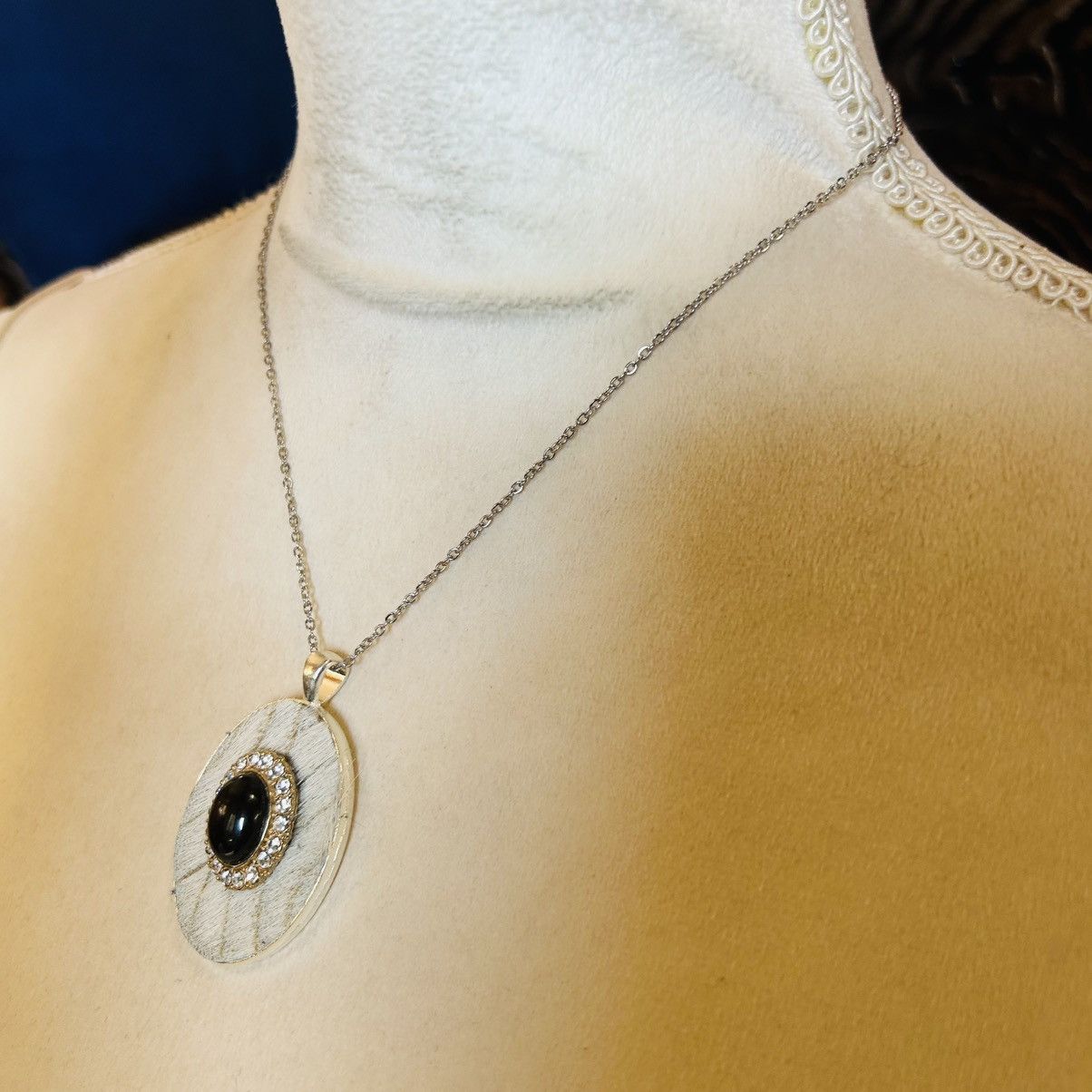 Handmade Handcrafted cowhide vintage gem cameo pendant necklace Size ONE SIZE - 4 Thumbnail