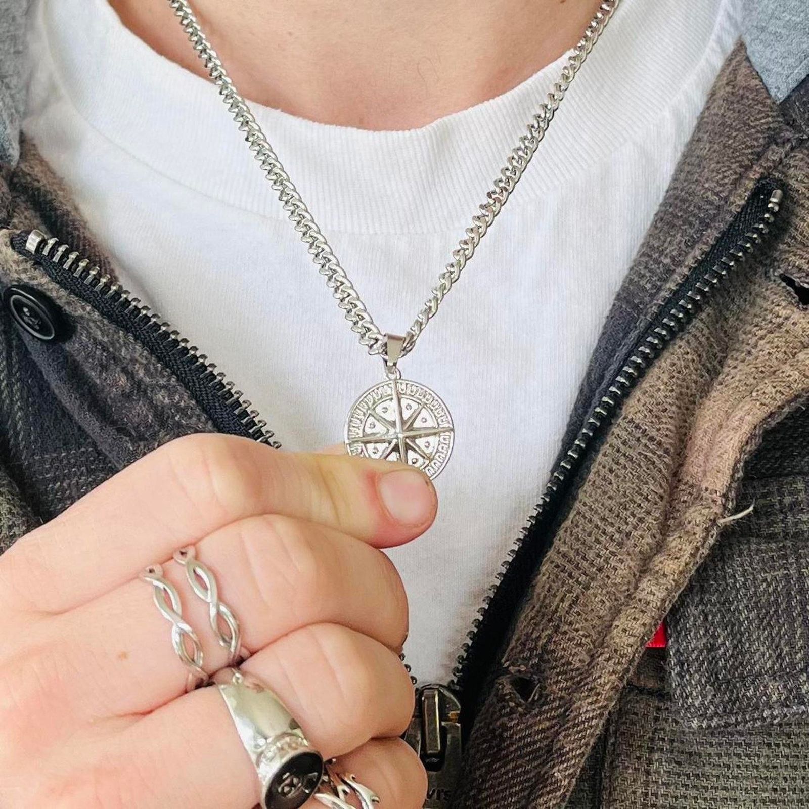 Vintage Y2k 2000s silver compass pendant necklace Size ONE SIZE - 2 Thumbnail
