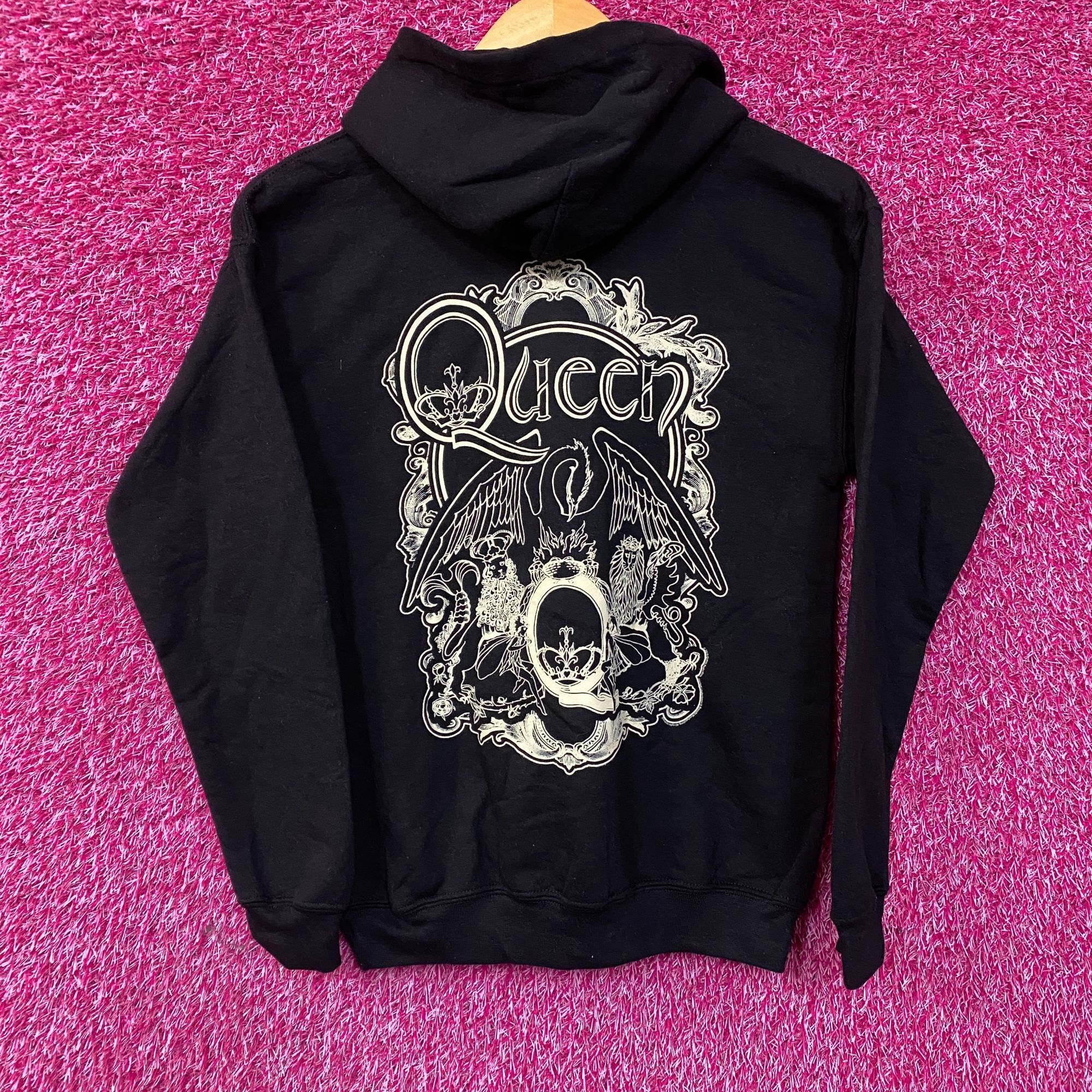 Band Tees Queen Classic Crest Graphic Pullover Hoodie XS Size US XS / EU 42 / 0 - 1 Thumbnail