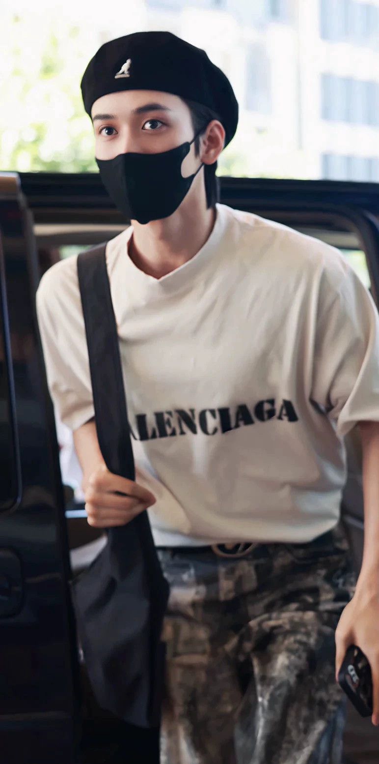 Balenciaga Balenciaga Letter T-shirt with round neck wear effect Size US XS / EU 42 / 0 - 6 Thumbnail