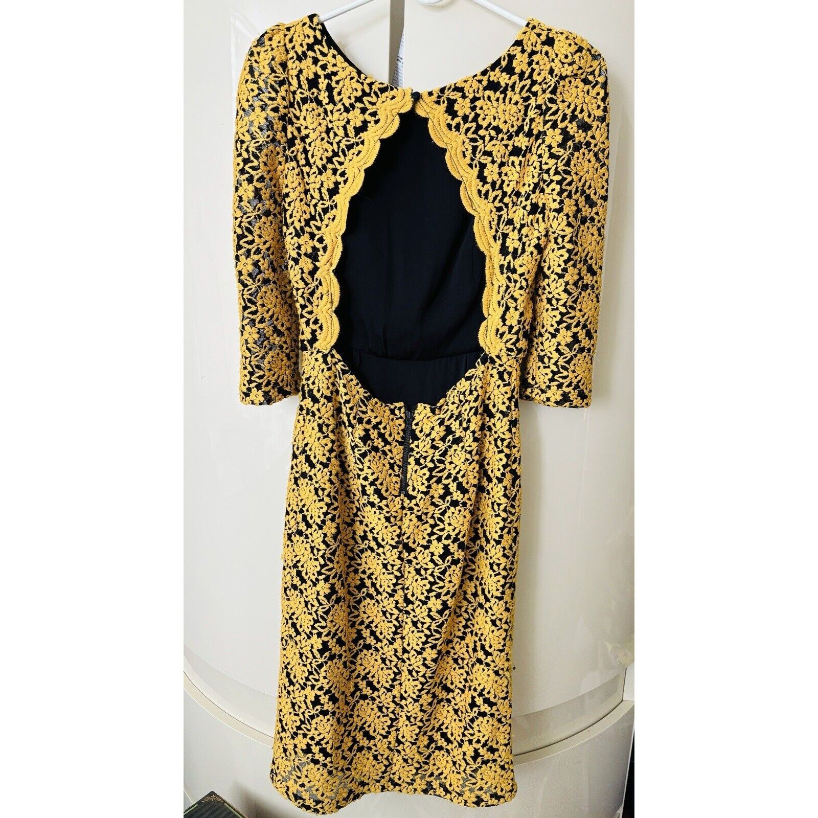 Alice + Olivia Alice + Olivia Bodycon Dress Sz. 4 Stretch Lace KeyholeBack Size S / US 4 / IT 40 - 7 Thumbnail
