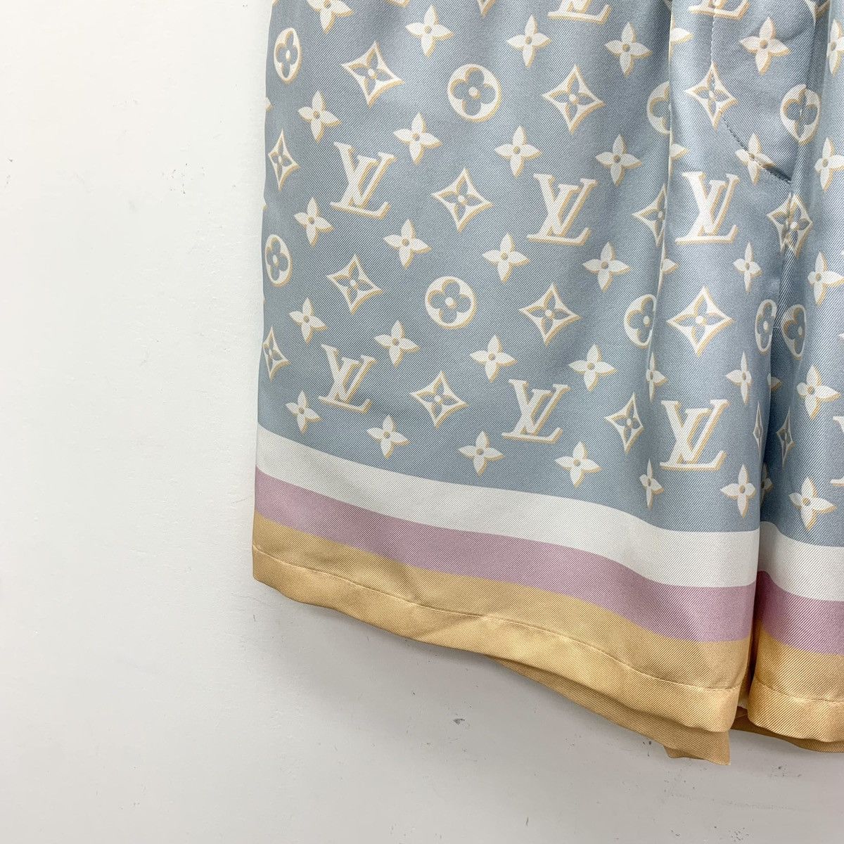 Louis Vuitton Louis Vuitton Full Logo Monogram Silk Casual Shorts K26WX Size 24" / US 00 / IT 34 - 4 Thumbnail