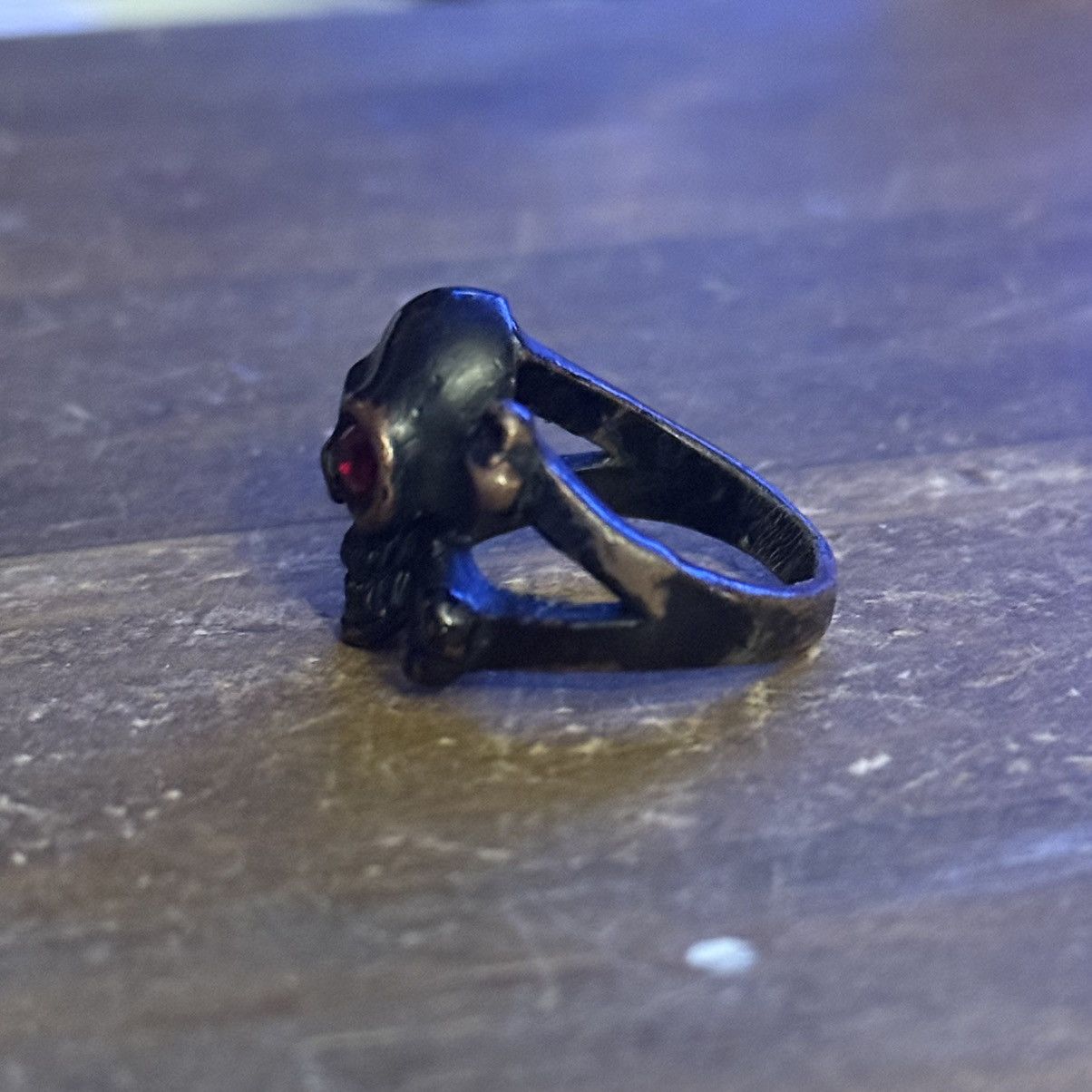 Vintage Vintage dark bronze skull ring Size ONE SIZE - 7 Thumbnail