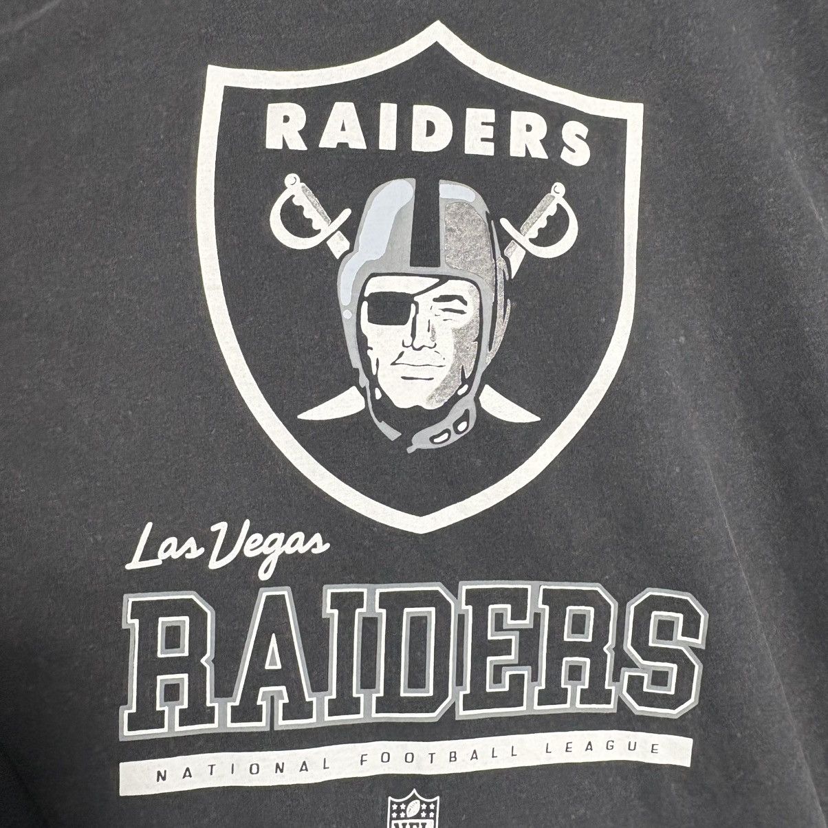 NFL × Vintage Vintage 90s Raiders Las Vegas NFL Big Logo T-Shirt Size US XL / EU 56 / 4 - 2 Thumbnail