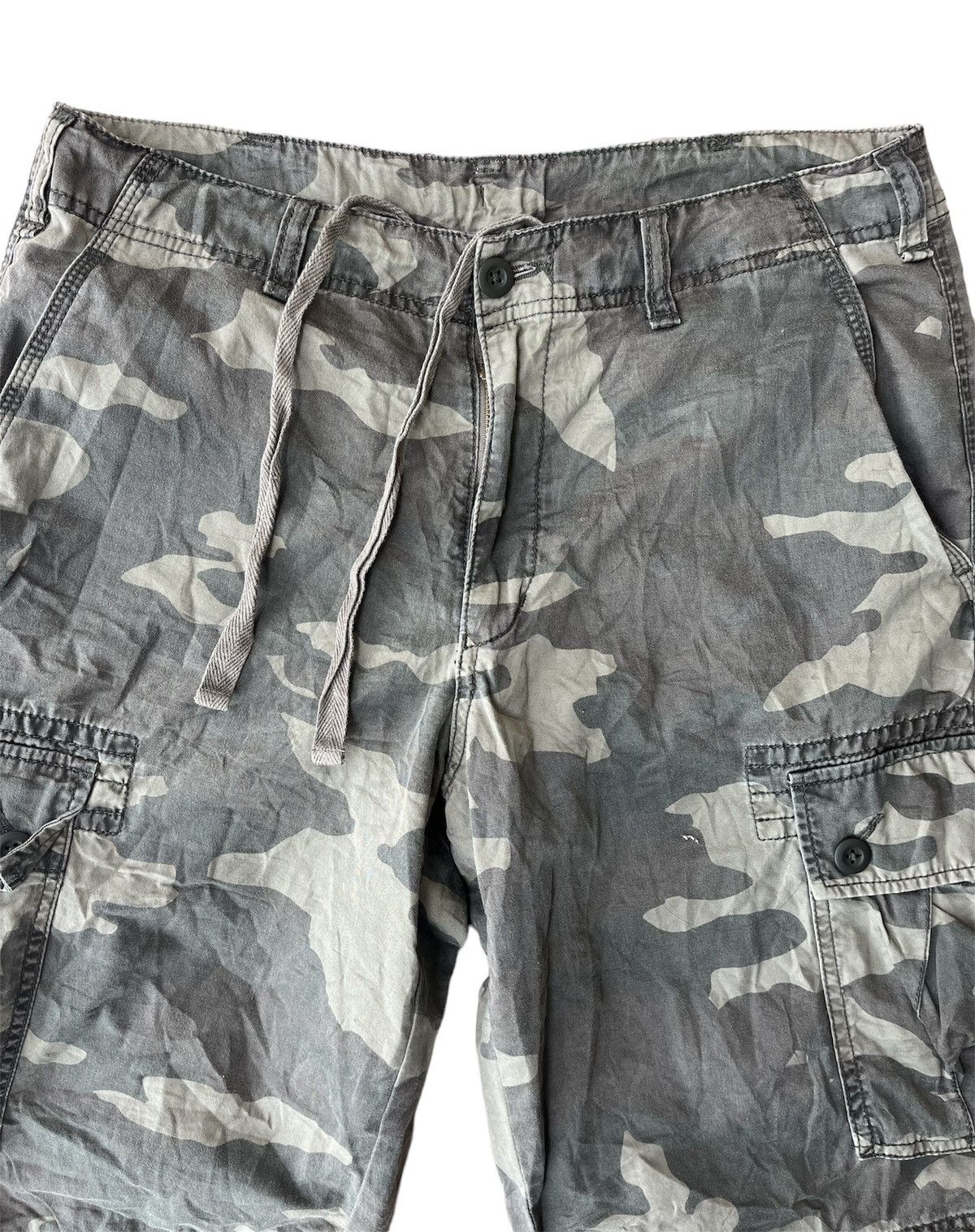Japanese Brand × Uniqlo Uniqlo Camouflage Short Pants Size US 32 / EU 48 - 2 Thumbnail