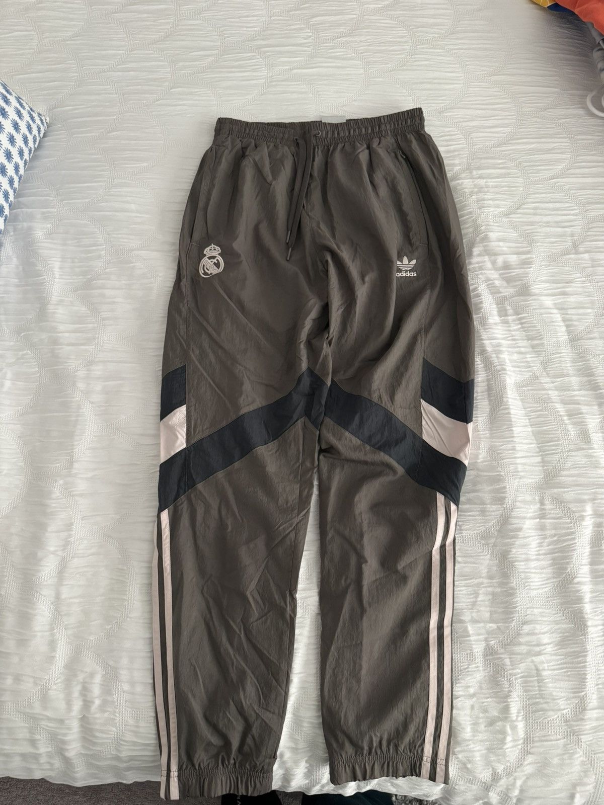 Adidas adidas Orginals Real Madrid Travel Pants Size US 30 / EU 46 - 1 Thumbnail