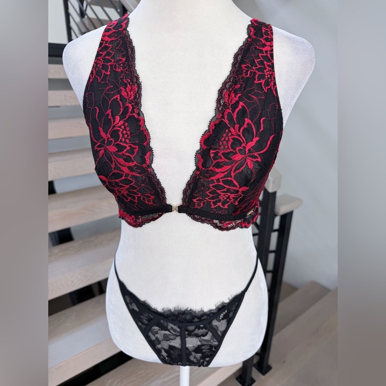 la Vie en Rose Black and Red Lace Plunge Bralette & Lace Brief Set size S Size ONE SIZE - 2 Thumbnail
