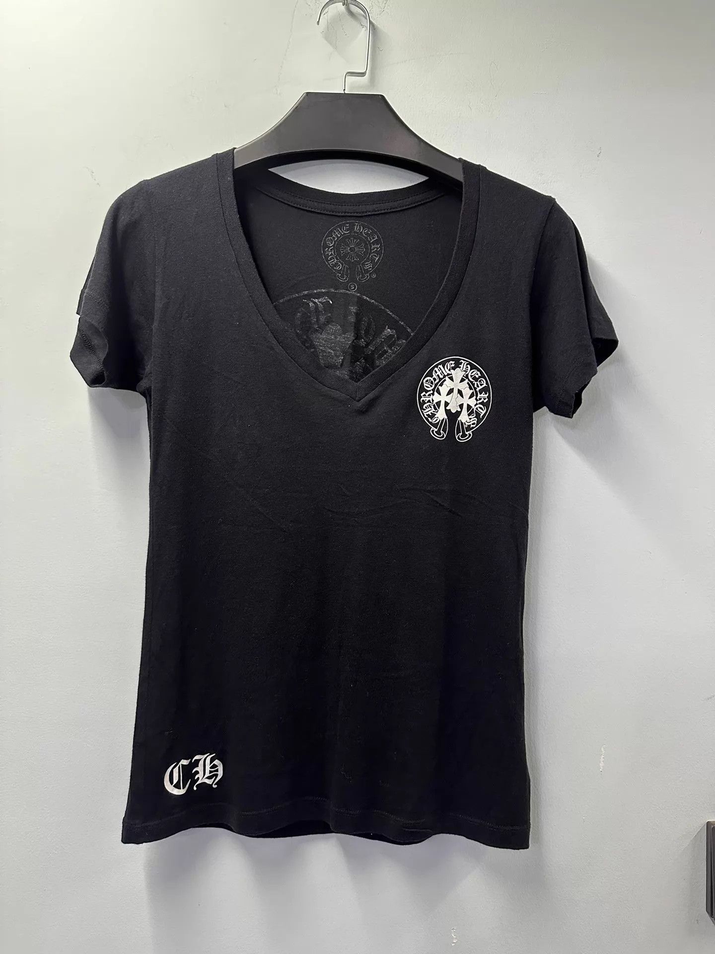 CHROME HEARTS ブラック Vネック Tシャツ Chrome Hearts Tonal Logo V-Neck T-Shirt – Justin Reed