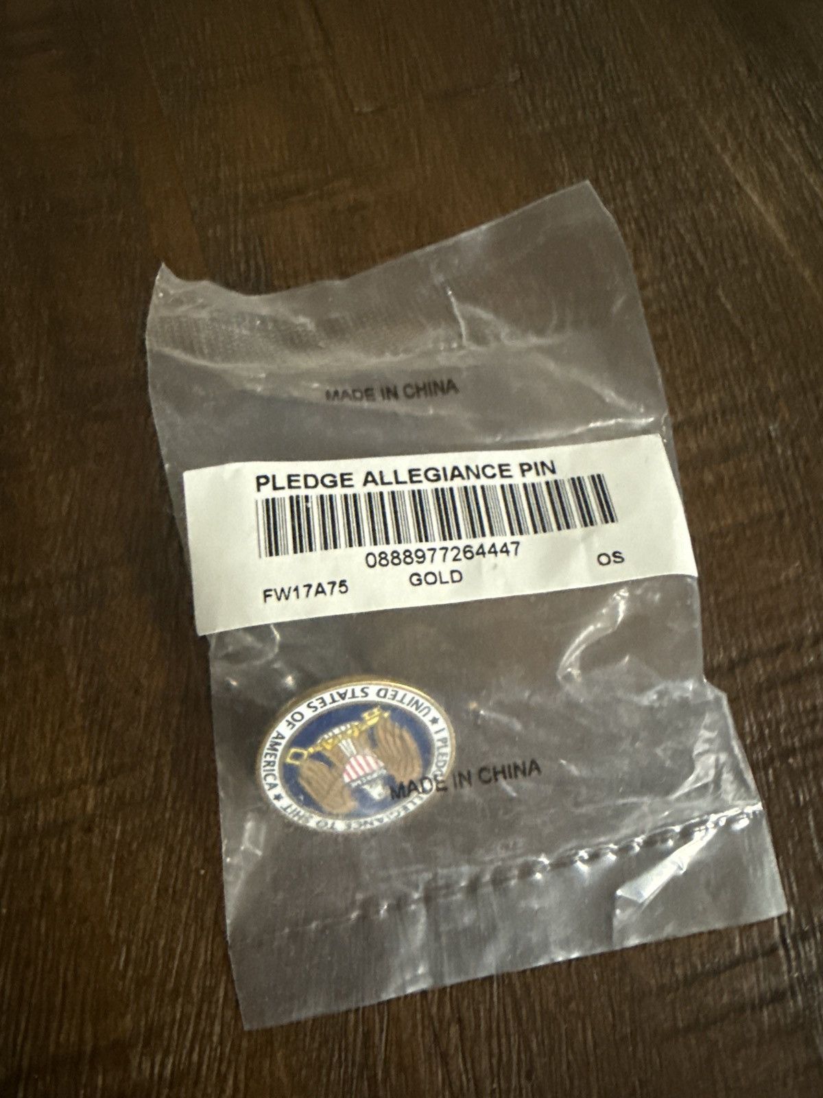Supreme Supreme ‘Pledge Allegiance Pin’ FW17 DS Size ONE SIZE - 2 Thumbnail
