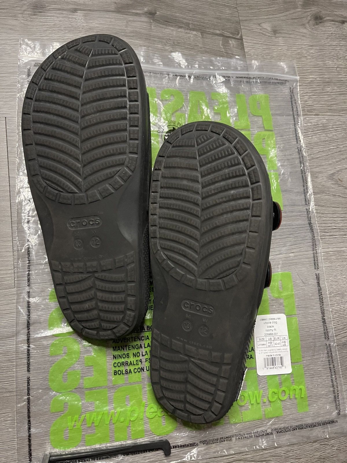 Crocs × Pleasures Pleasures Crocs Slides Size US 10 / EU 43 - 2 Thumbnail