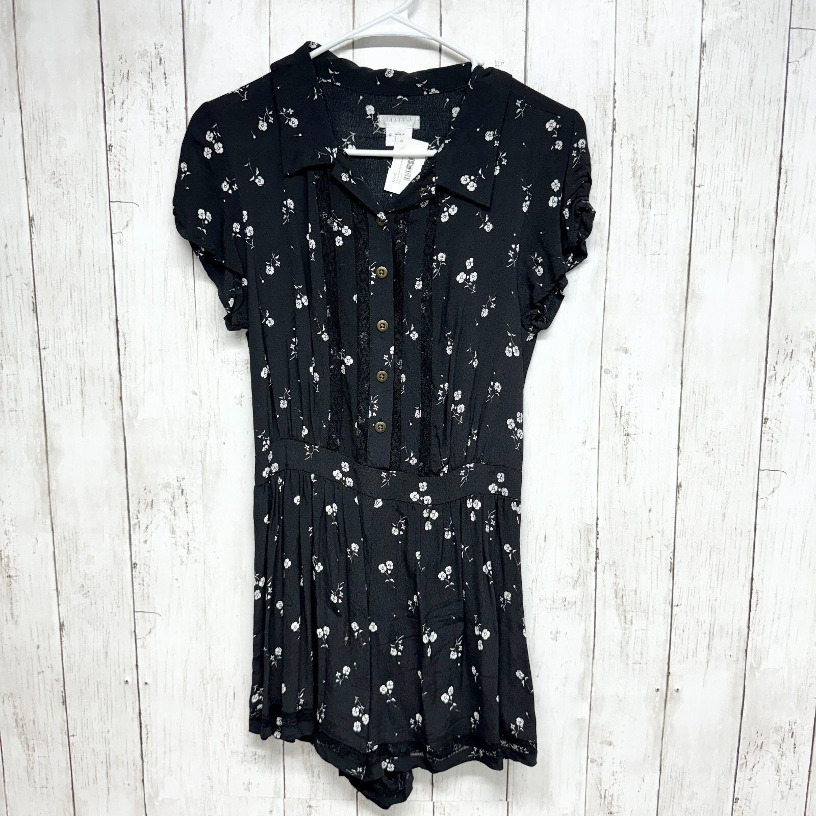 Urban Outfitters Urban Outfitters Romper Size Small Black Floral Cap Sleeve Size 27" / US 4 / IT 40 - 1 Thumbnail
