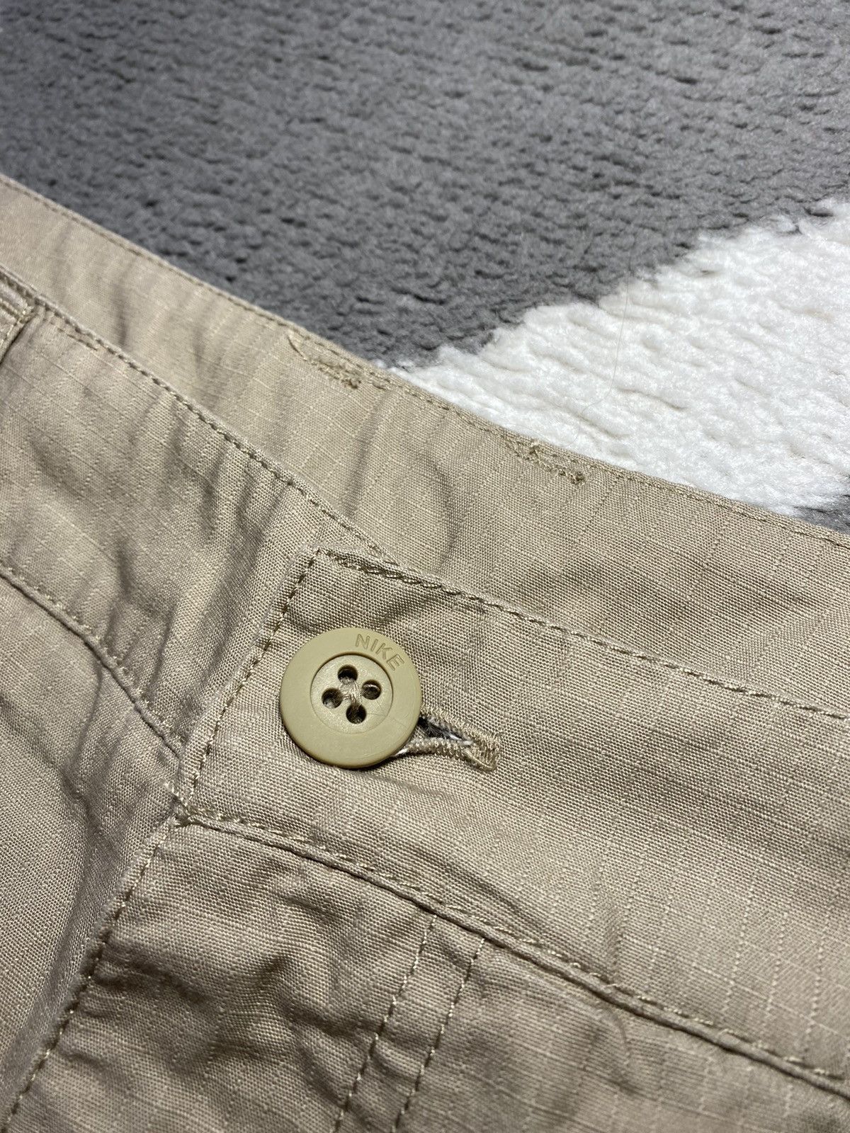 Nike × Vintage Vintage 00’s Y2K Nike Cargo Shorts Beige brand new ACG Size US 38 / EU 54 - 9 Thumbnail
