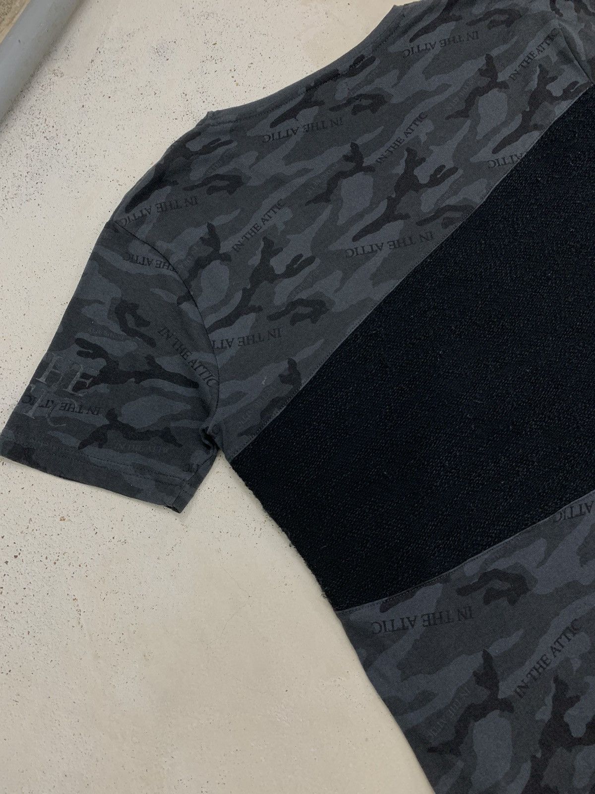 In The Attic × Japanese Brand In The Attic Homme V Neck Spellout Fullprint Hybrid Tee Size US L / EU 52-54 / 3 - 10 Thumbnail